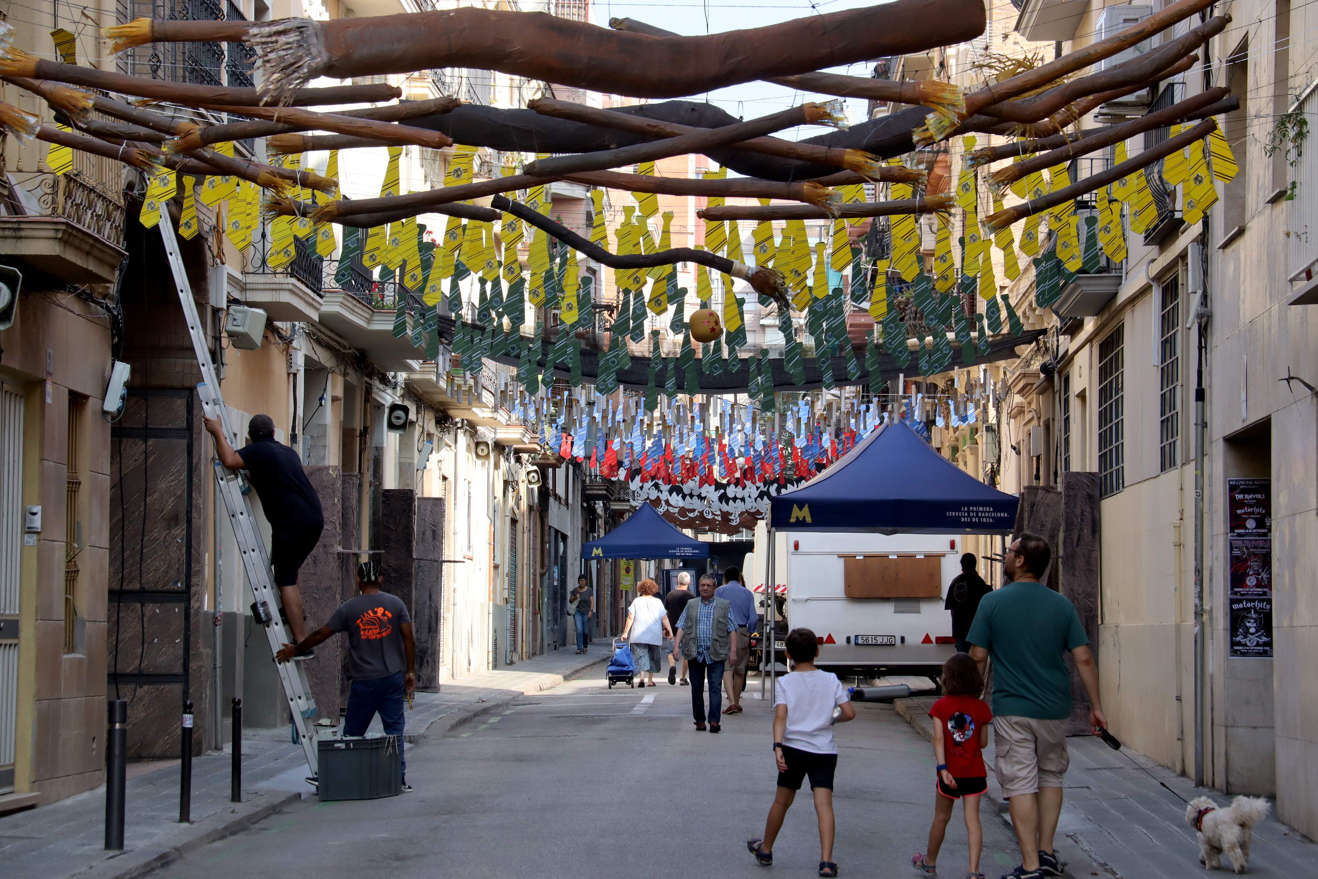 Robatoris, destrosses i pixats als guarniments d'alguns carrers la primera nit de festa major a Sants