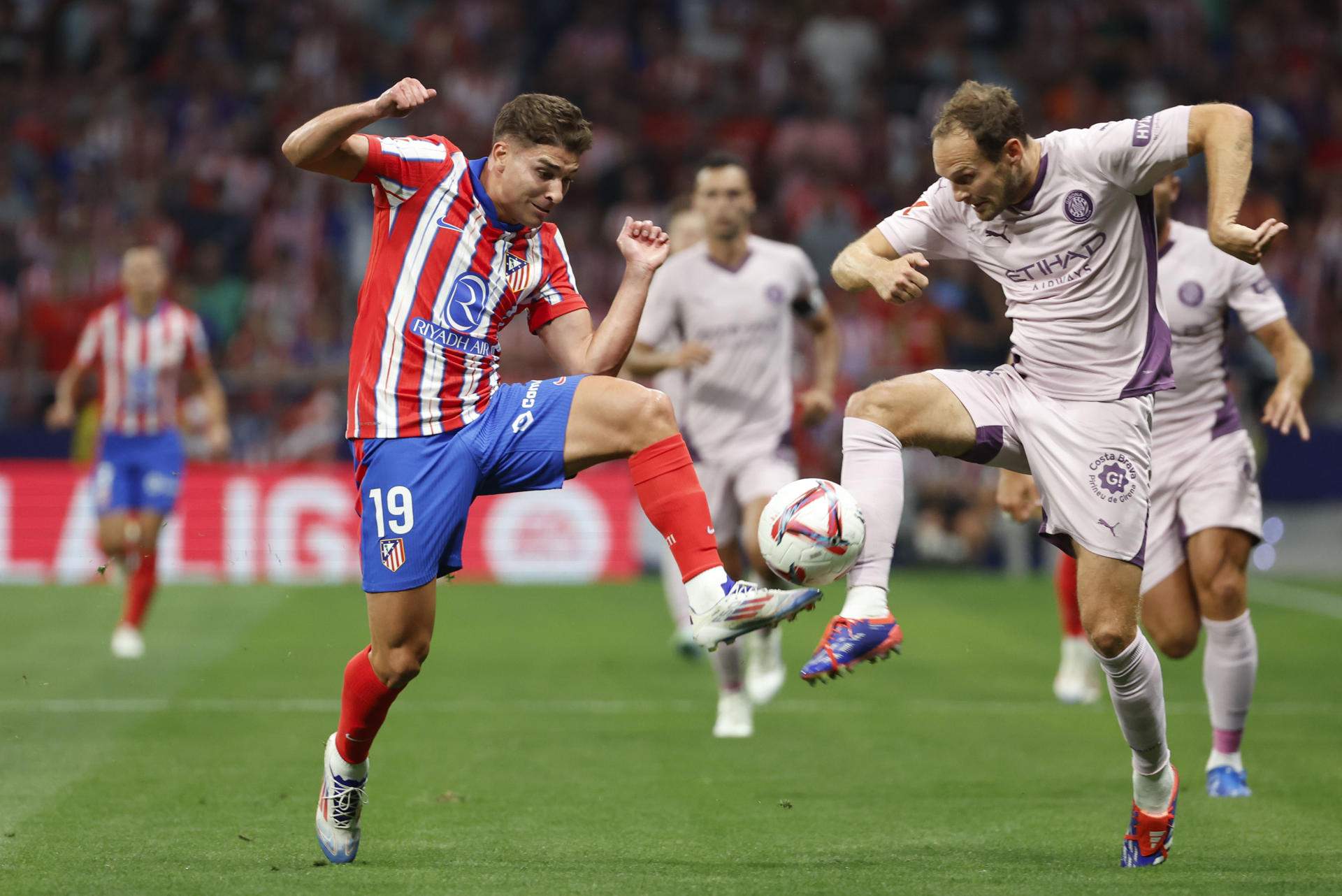 Julian Alvarez i Blind lluiten un balon durant l'Atletico de Madrid - Girona / Foto: EFE