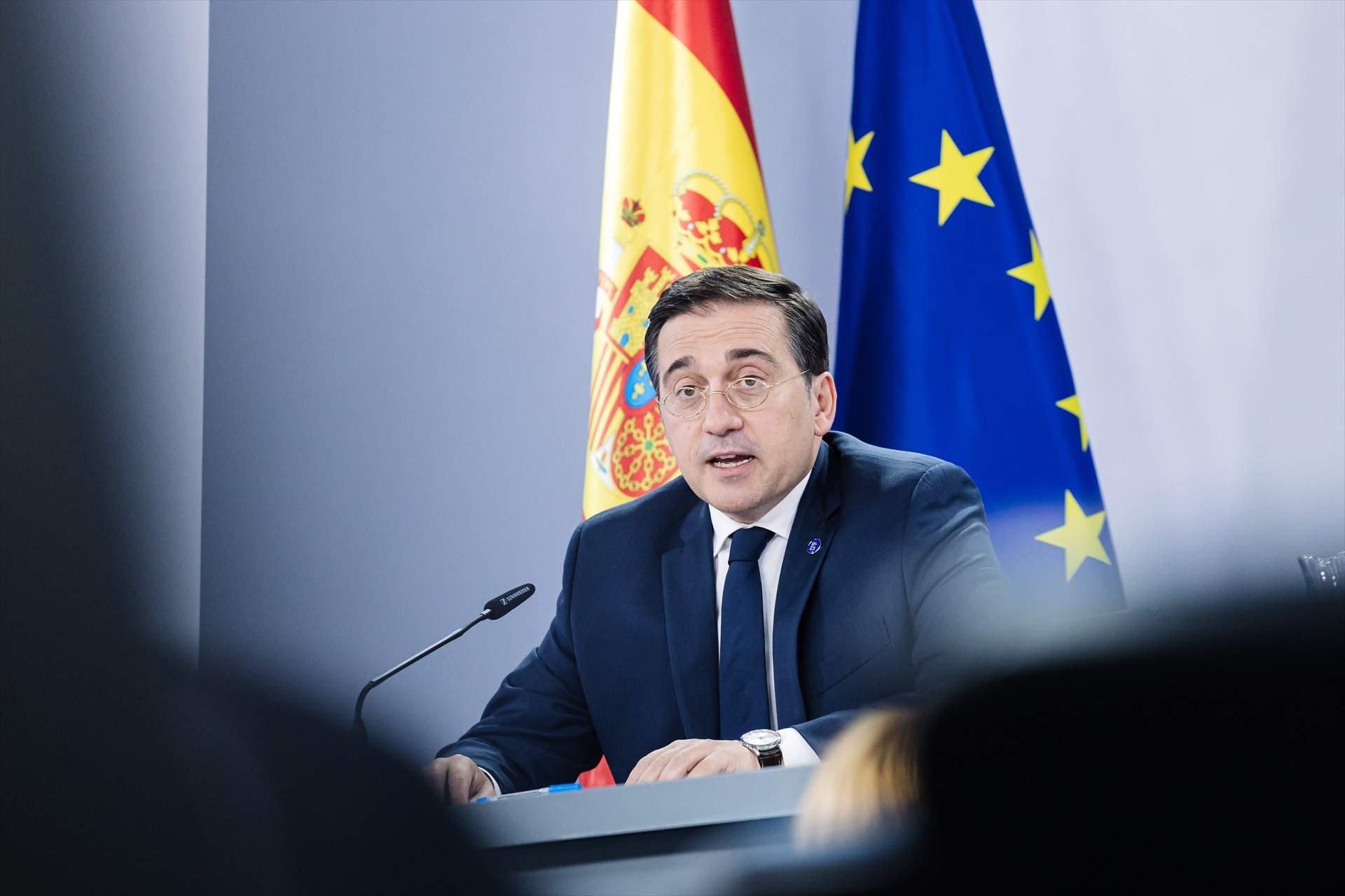 Albares envía una tercera carta a Metsola para reclamar la oficialidad del catalán en la Eurocámara