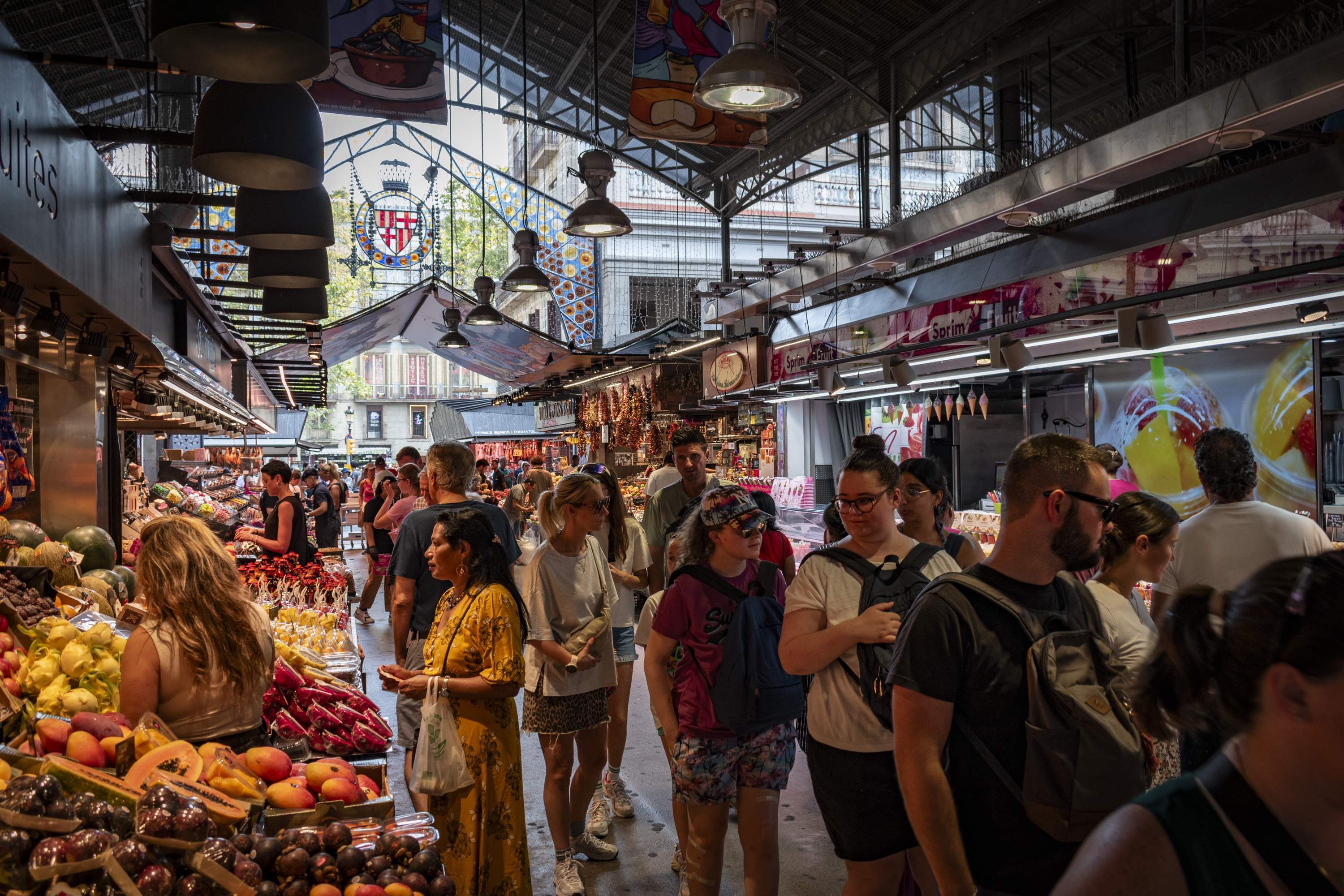 Así es el mercado más famoso de Barcelona en verano: muchos turistas y pocas yayas