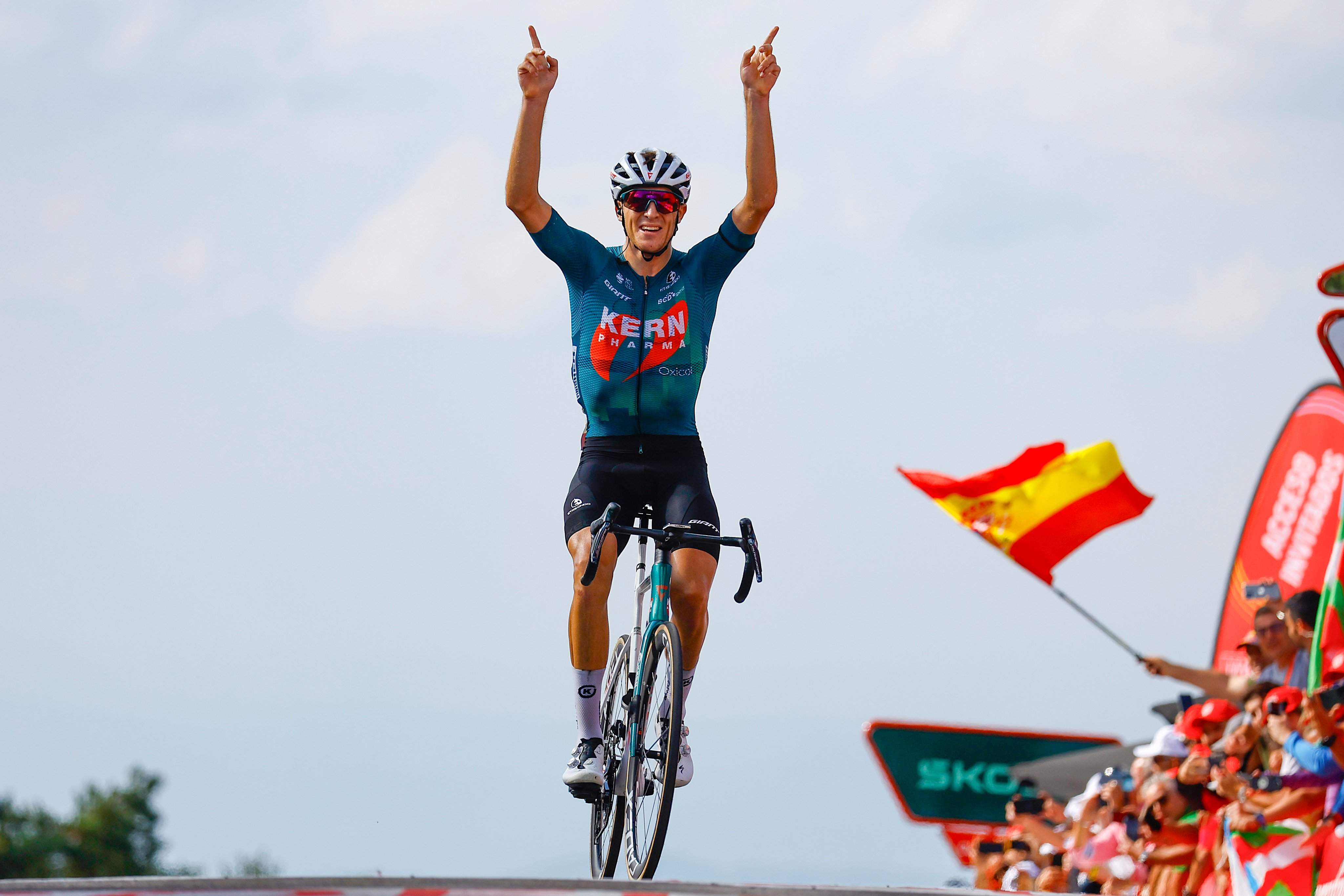 Pablo Castrillo se impone en Manzaneda en la decimosegunda etapa de La Vuelta en un homenaje a Manolo Azcona