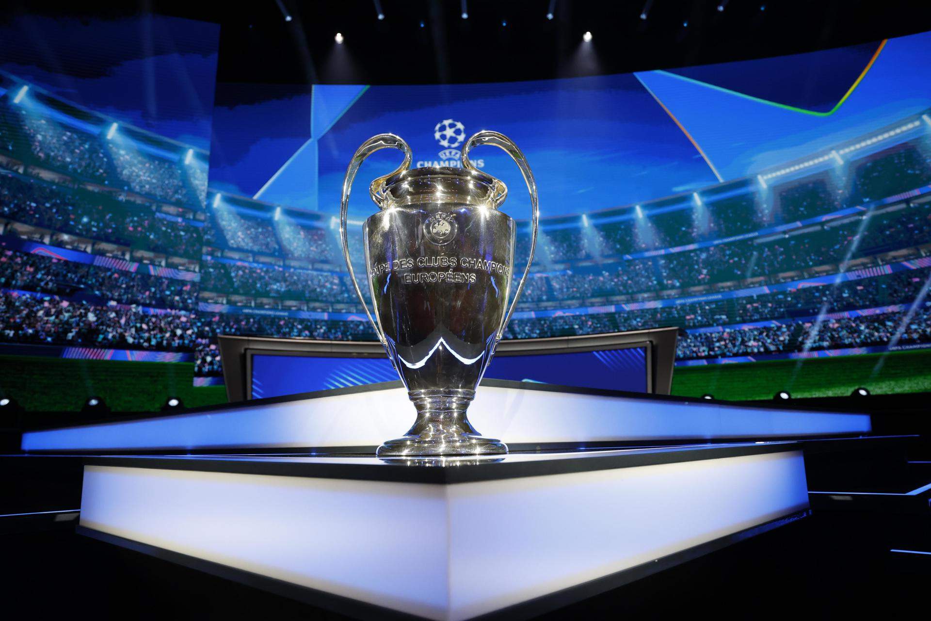 Trofeo de la Champions League durante la gala del sorteo / Foto: EFE