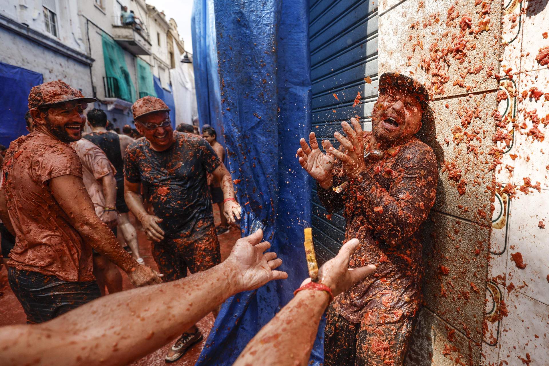 La Tomatina de Bunyol 2024, el mural d'Oasis i més: la volta al món en 15 fotos