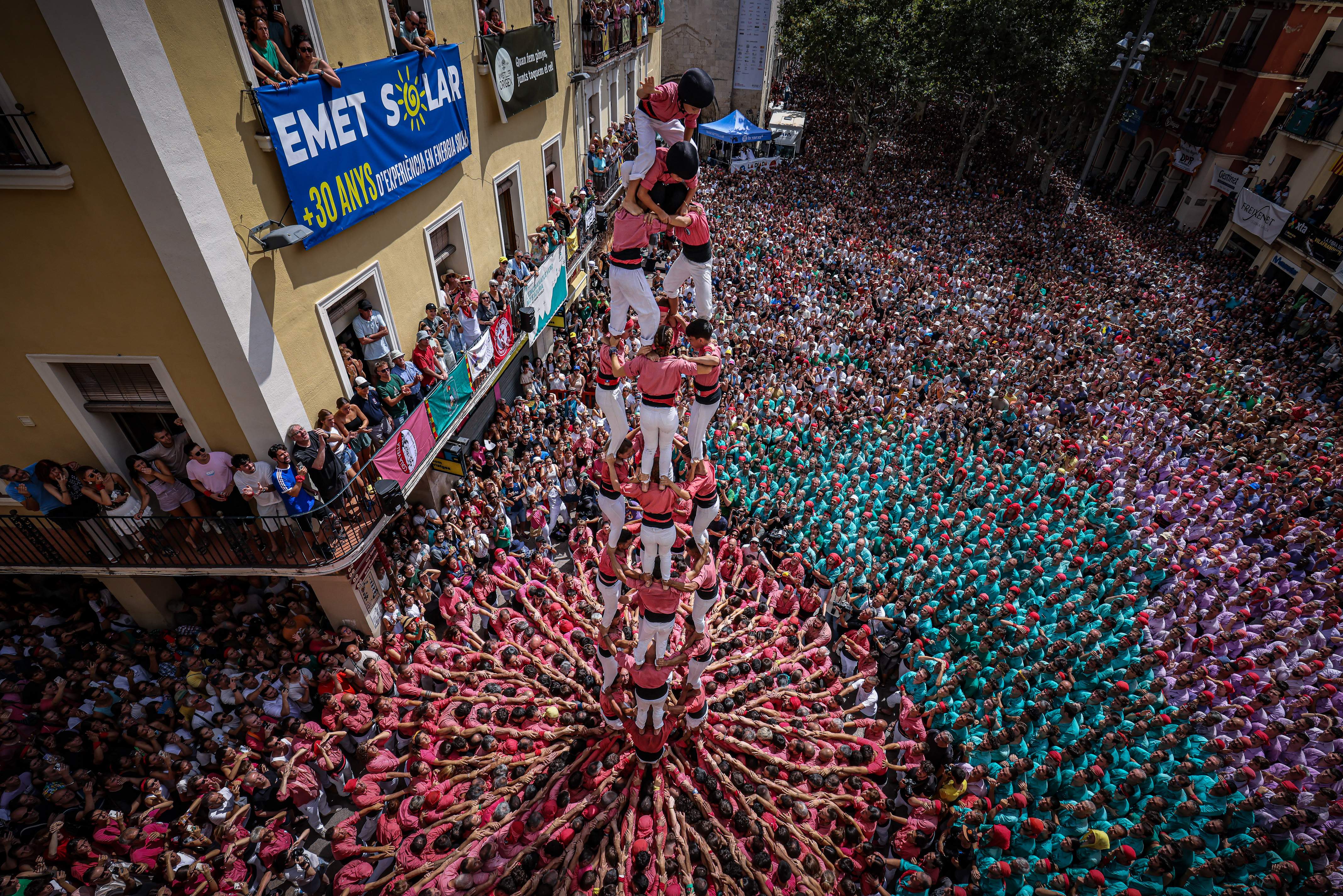 Una chica herida al caer un 4de9sf en la fiesta castellera de Sant Fèlix en Vilafranca del Penedès