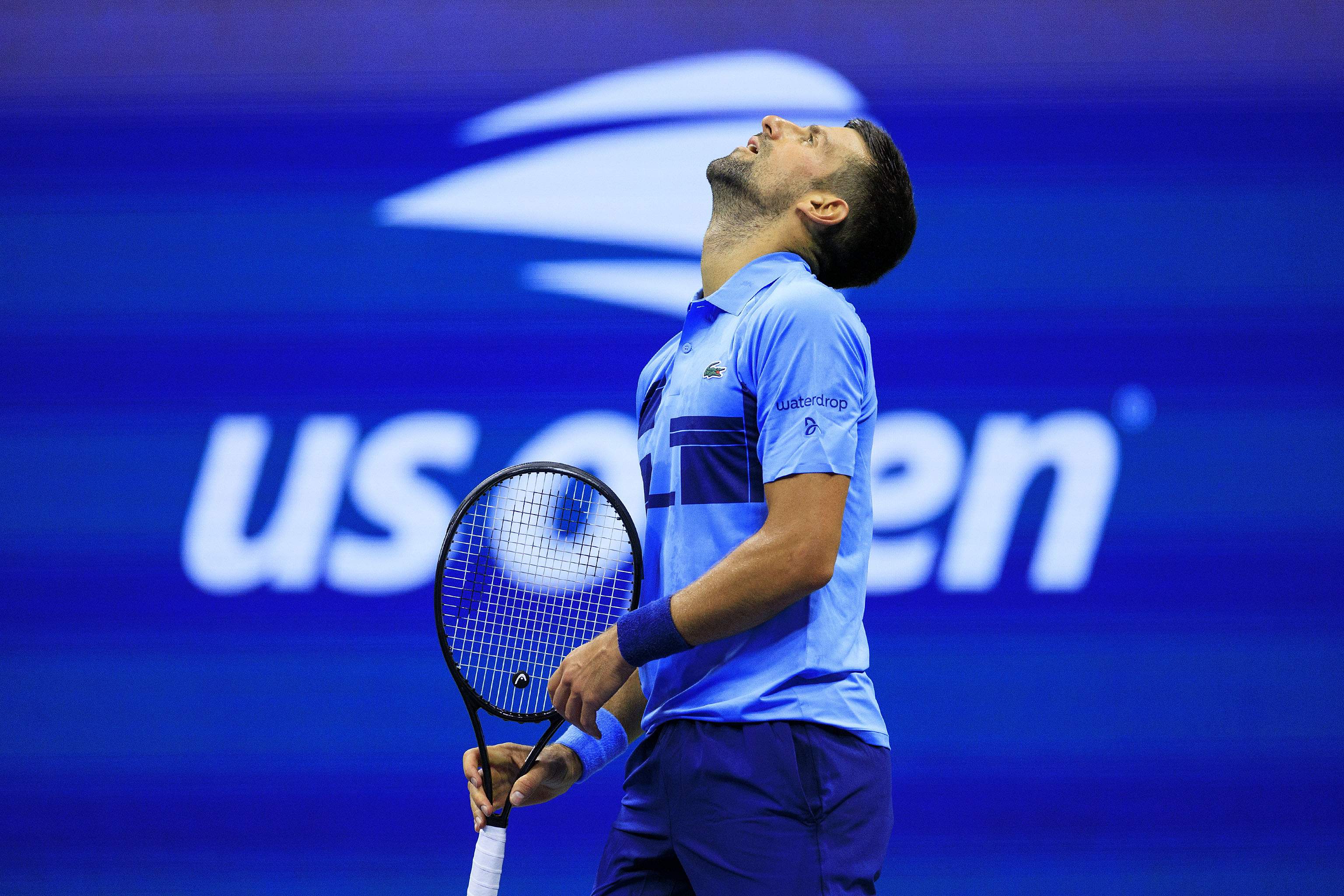 Djokovic hinca la rodilla en el US Open y el Big 3 pierde la corona del tenis