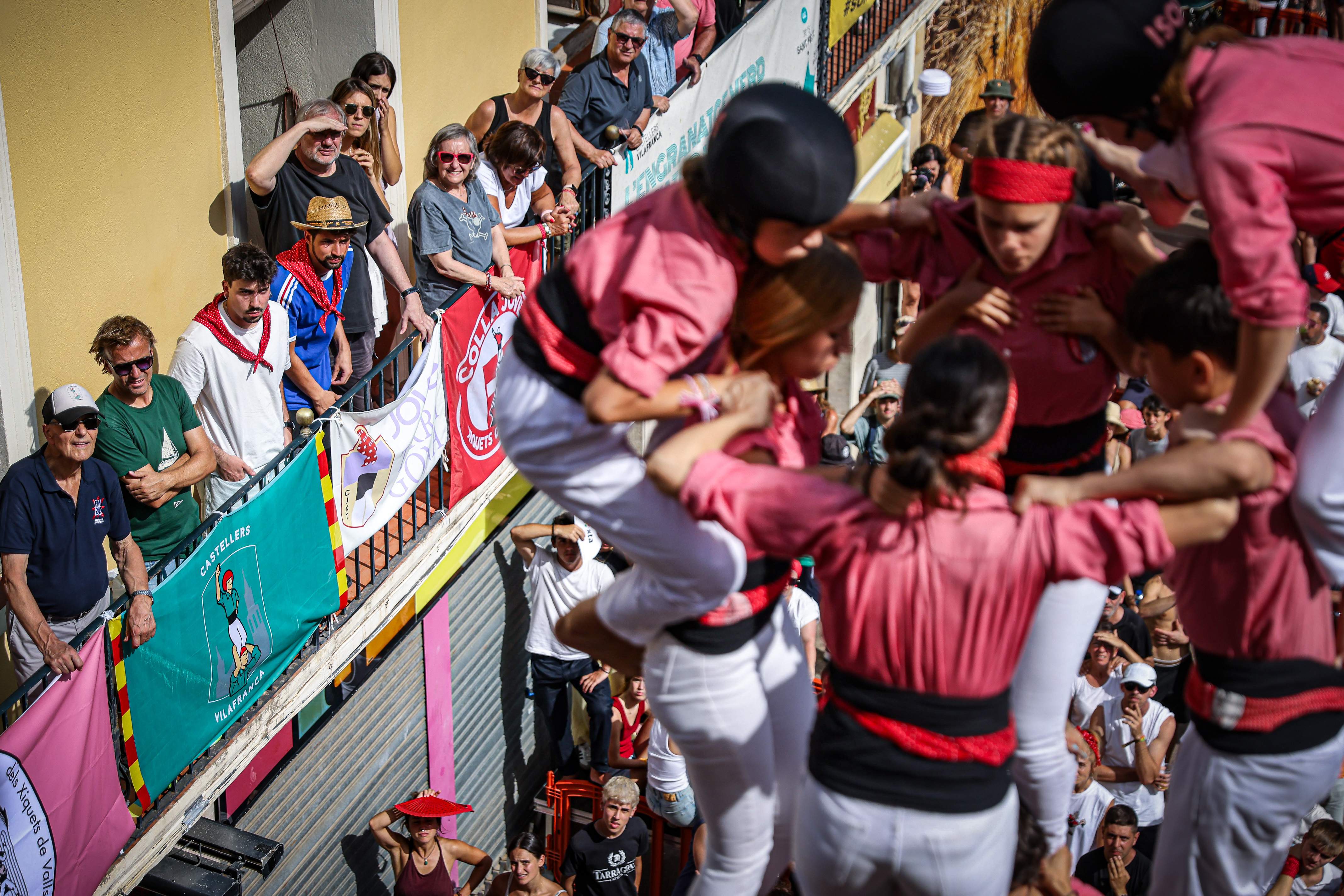 Mia, la niña castellera herida en la diada de Sant Fèlix, ya está en casa