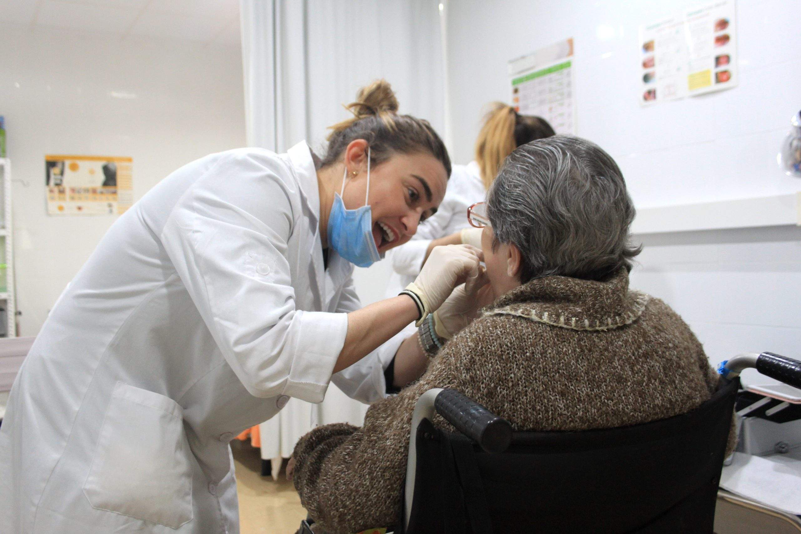 Una empresa catalana activa en UK un servicio de salud bucodental domiciliaria para pacientes de residencias