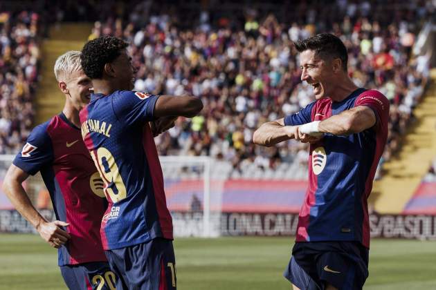 Lamine Yamal y Lewandowski celebran con el Barça / Foto: Europa Press