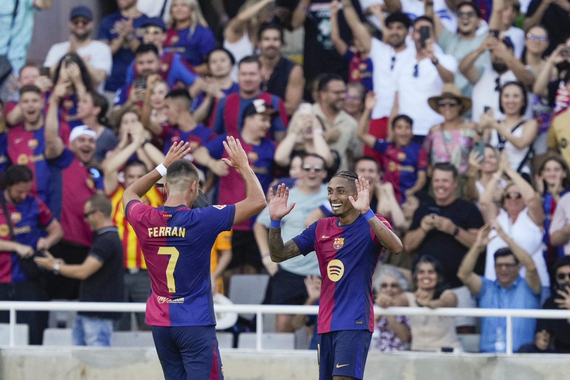 Raphinha y Ferran Torres en plena celebración con el Barça / Foto: EFE