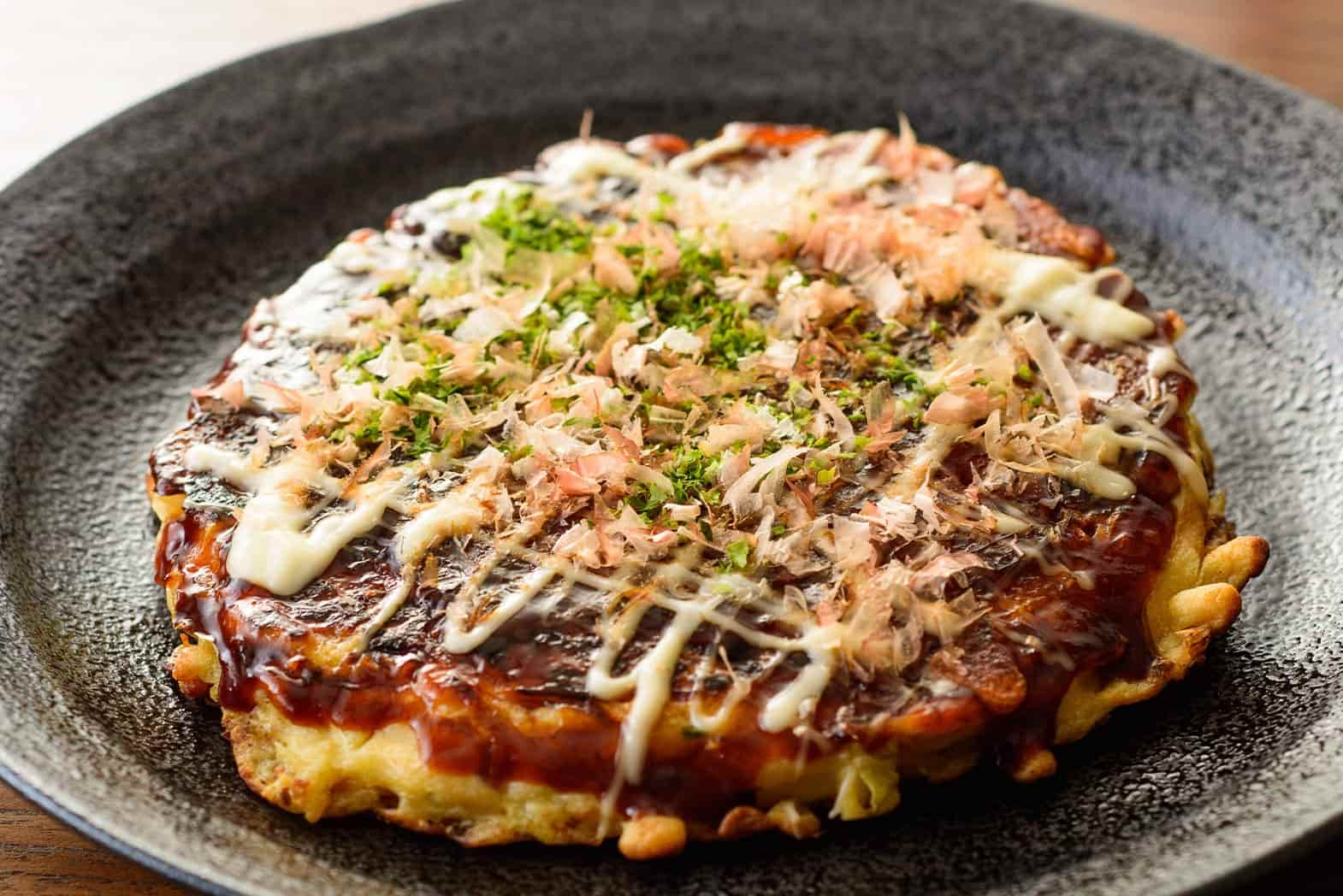 Cómo hacer Okonomiyaki en casa, la "pizza" japonesa que te va a sorprender