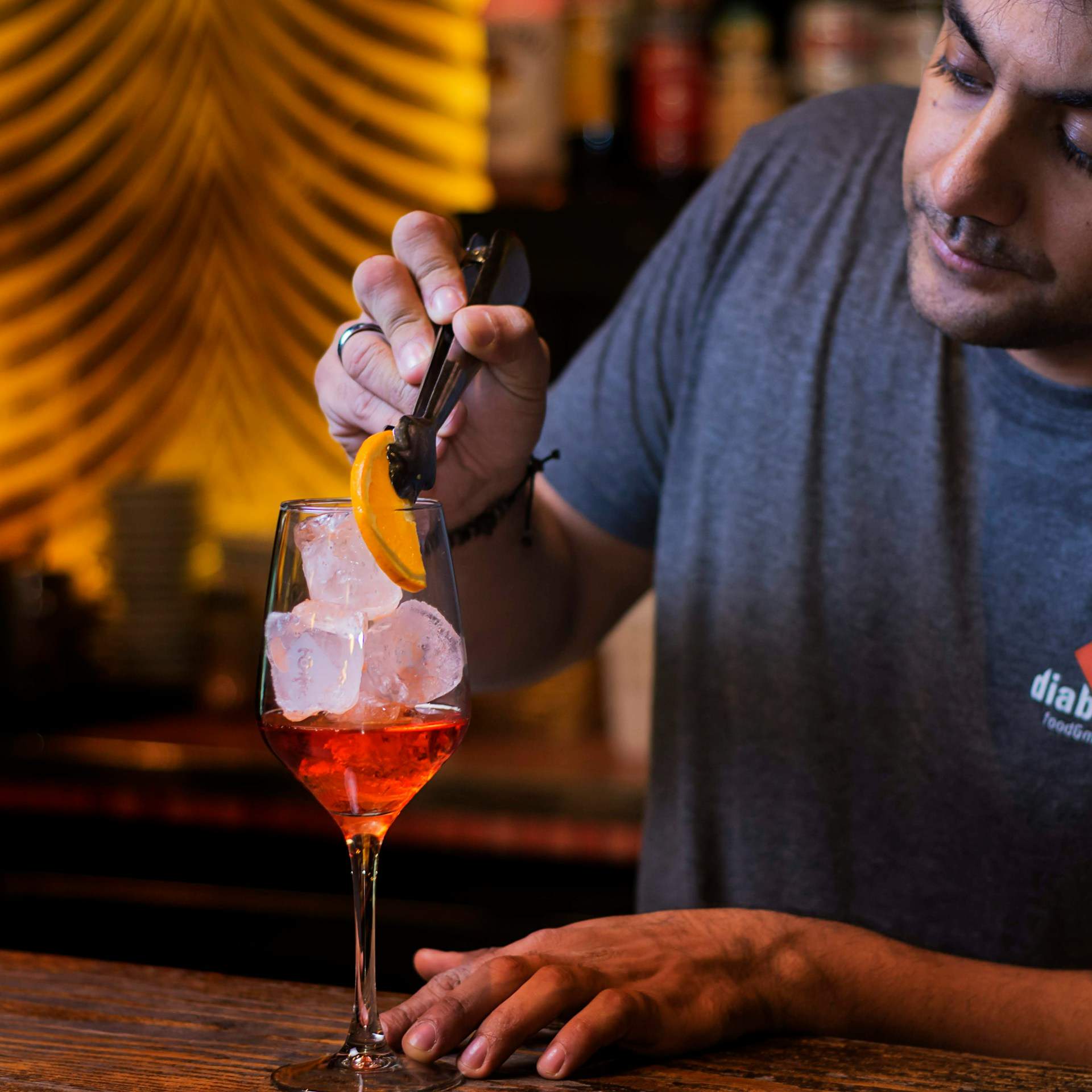 Cómo se hace el auténtico aperol Spritz y el error que muchos cometen al tomarlo