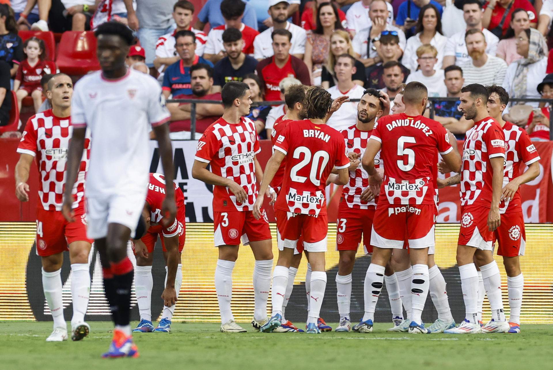 El Girona alça el vol des de Sevilla i marxa a l'aturada en una dinàmica molt positiva (0-2)