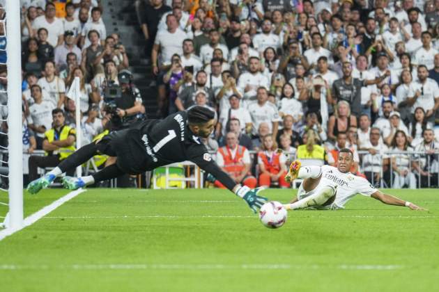 Kylian Mbappé prueba un chute cruzado durante el Real Madrid - Betis / Foto: EFE