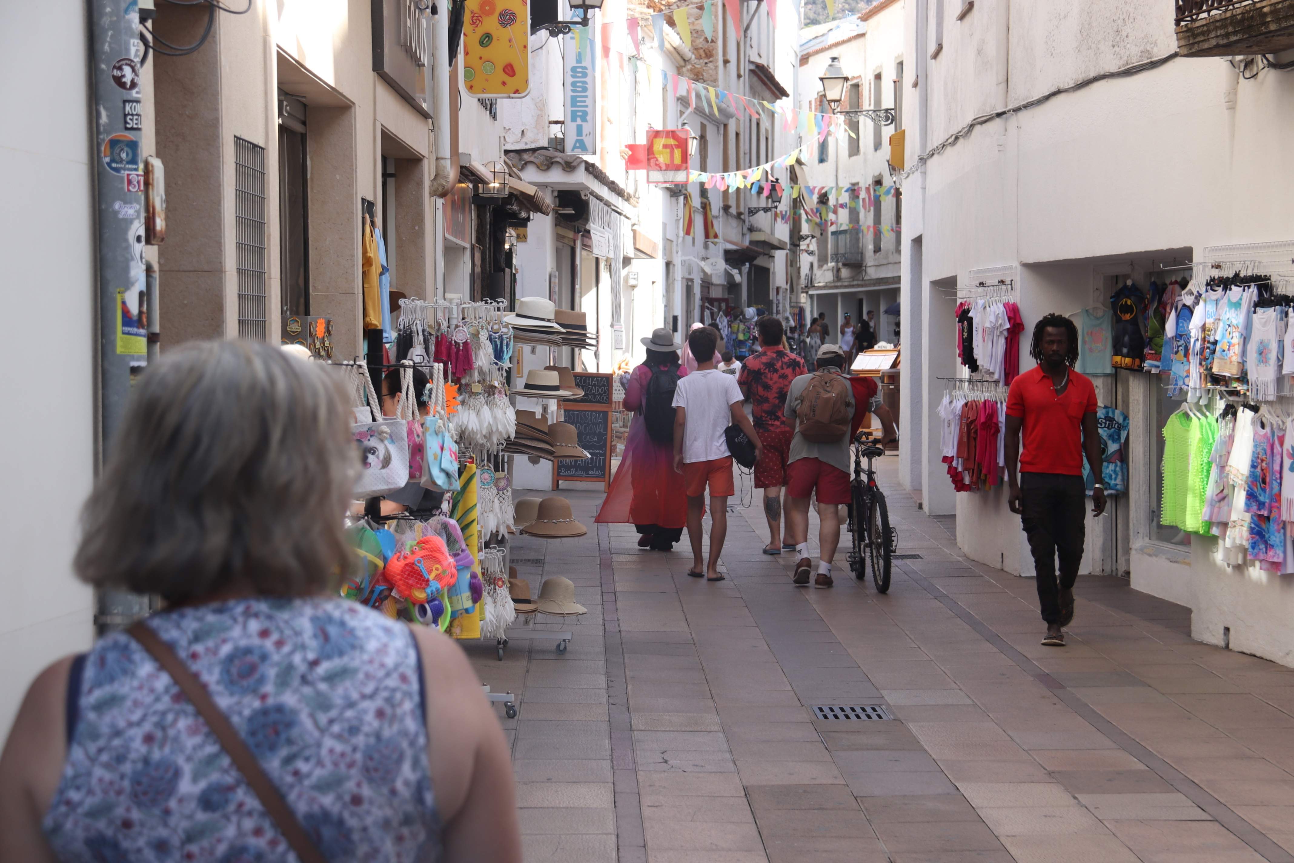 División entre los vecinos de Tossa por la llegada de 200 migrantes: entre el apoyo y la oposición