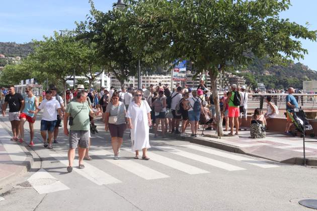 Turistes passejant per Tossa