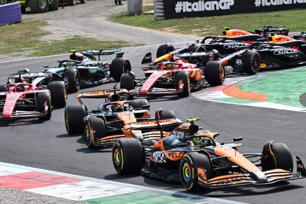 Los McLaren liderando el GP de Italia con los Red Bull al fondo / Foto: EFE