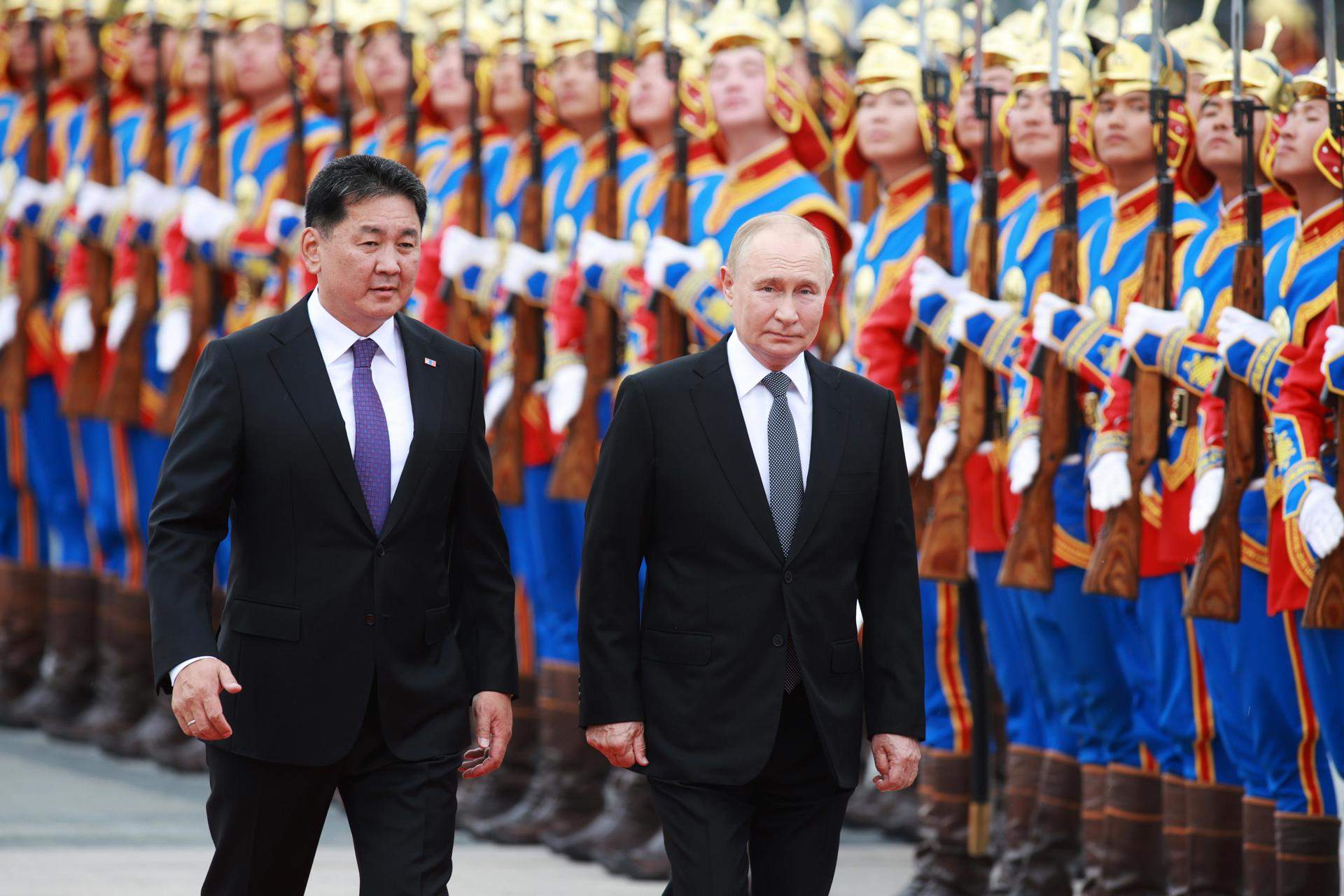 El recibimiento de Putin en Mongolia: con honores y sin ser detenido