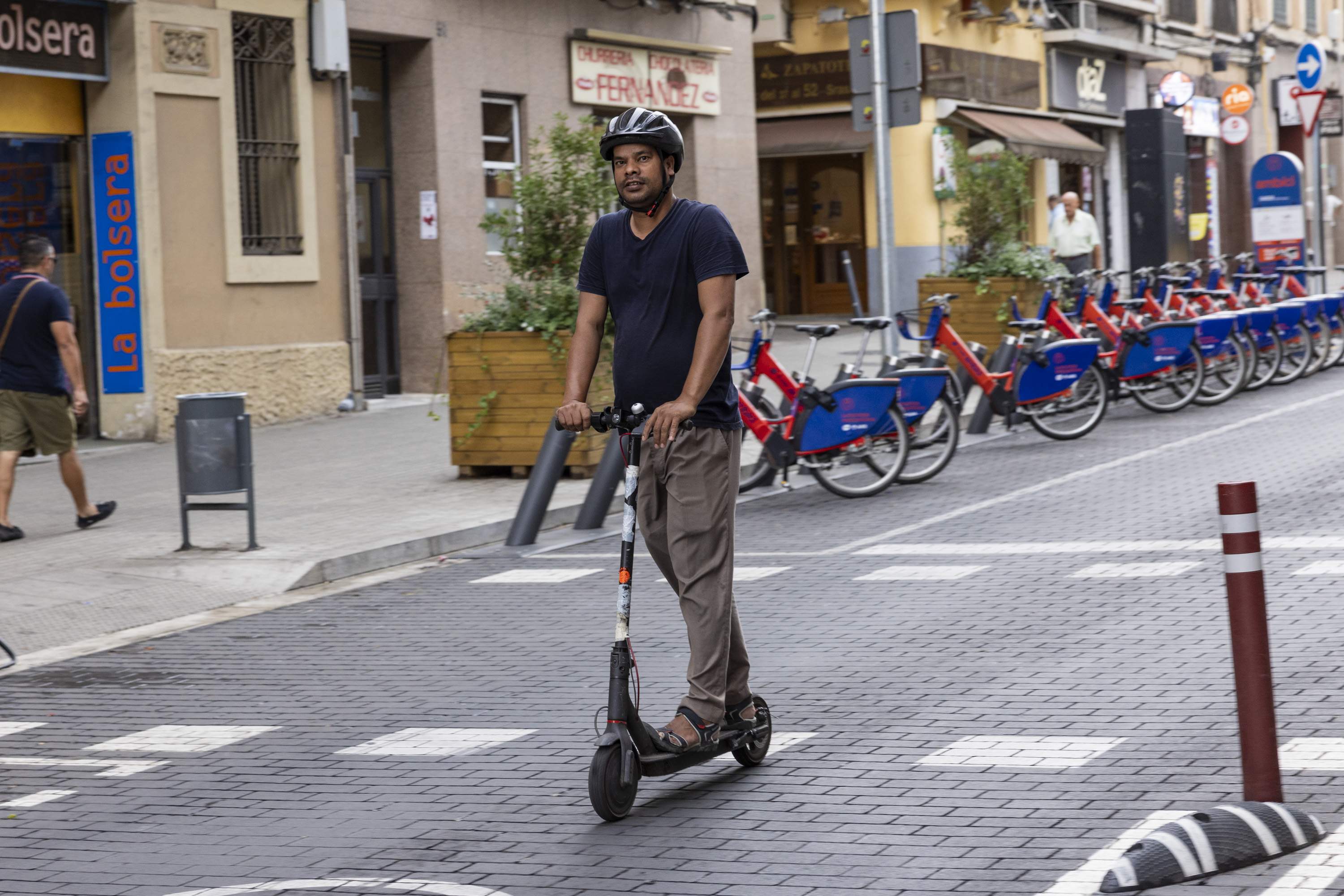 El pleno municipal de Barcelona avala la obligatoriedad de llevar casco para usuarios de patinete eléctrico