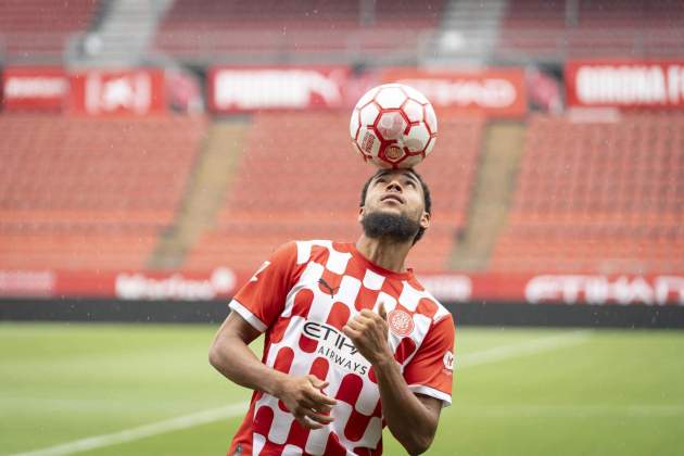 Arnaut Danjuna fent tocs de pilota en la seva presentació amb el Girona / Foto: EFE