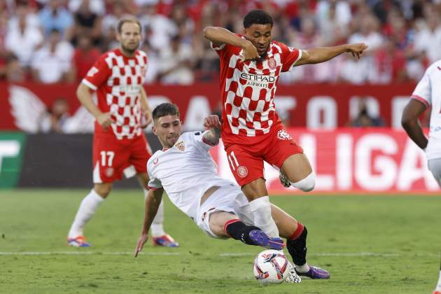 Arnaut Danjuma, durant el Sevilla - Girona / Foto: EFE