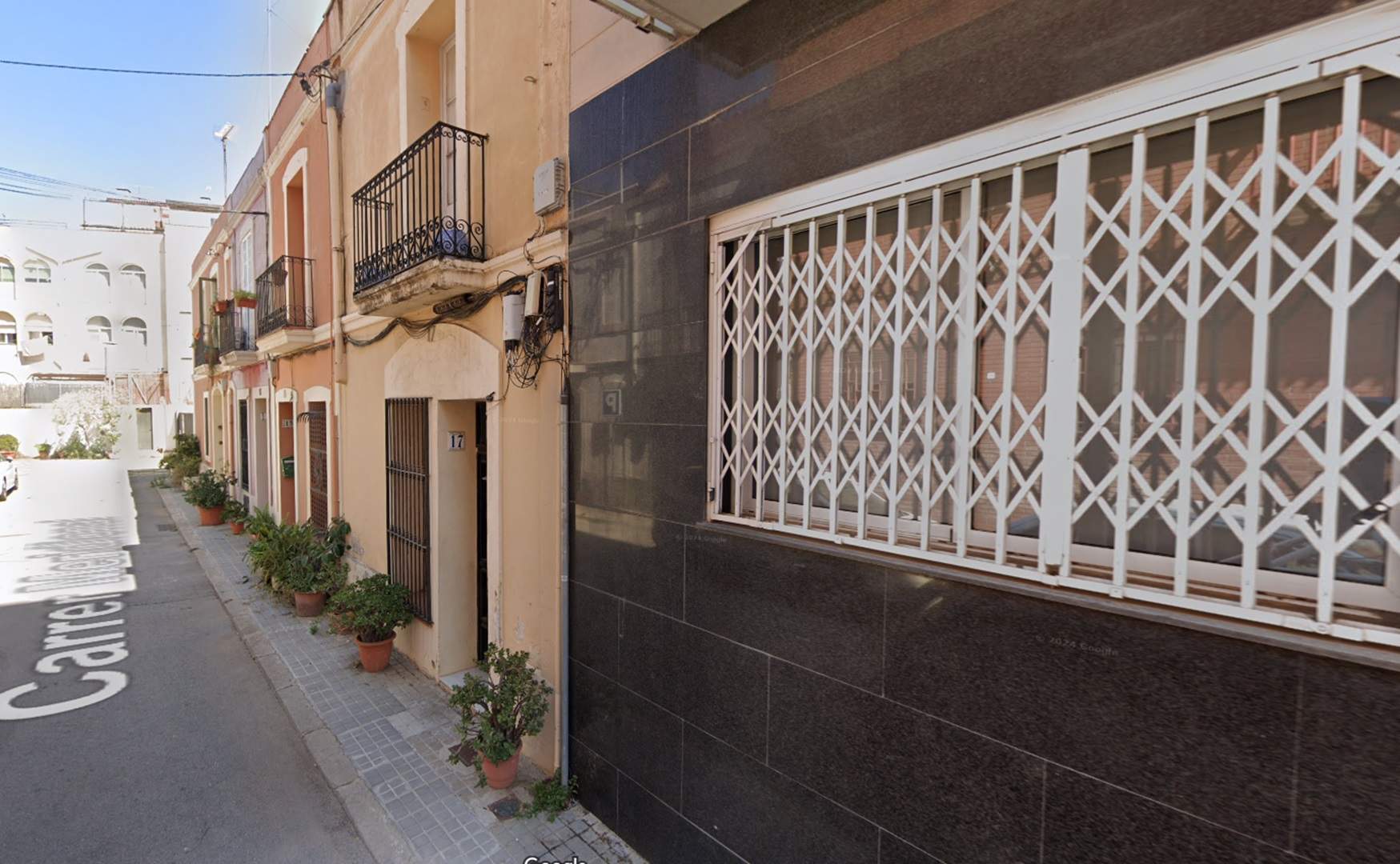 Multa de 700 euros a los vecinos de un callejón sin salida del Clot por tener macetas en la acera