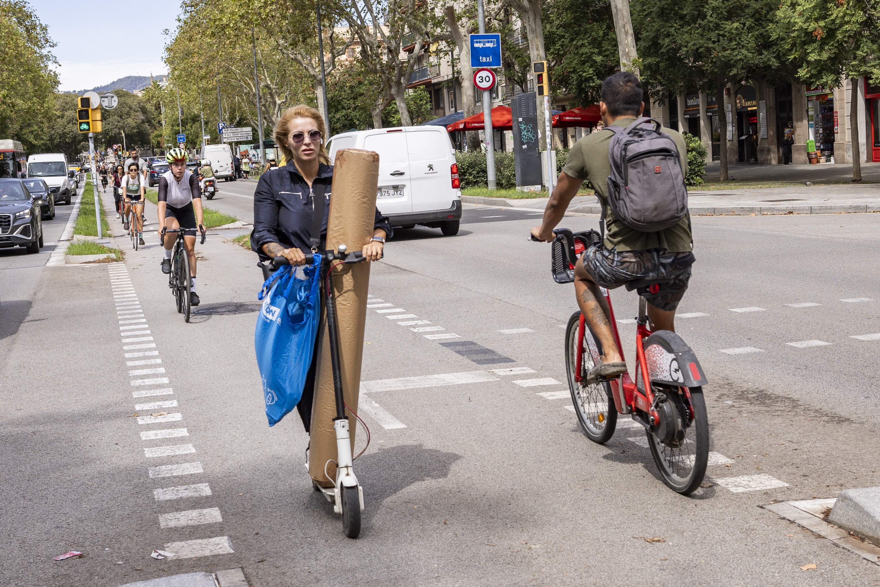 El 1 de febrero del 2025 será obligatorio el casco para los usuarios de patinete eléctrico en Barcelona