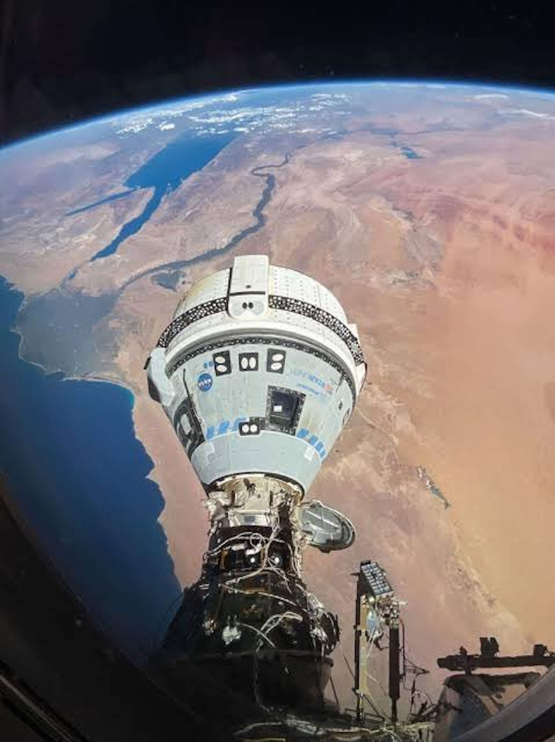 La nau Starliner torna a la terra sense els seus astronautes, que segueixen atrapats a l’espai