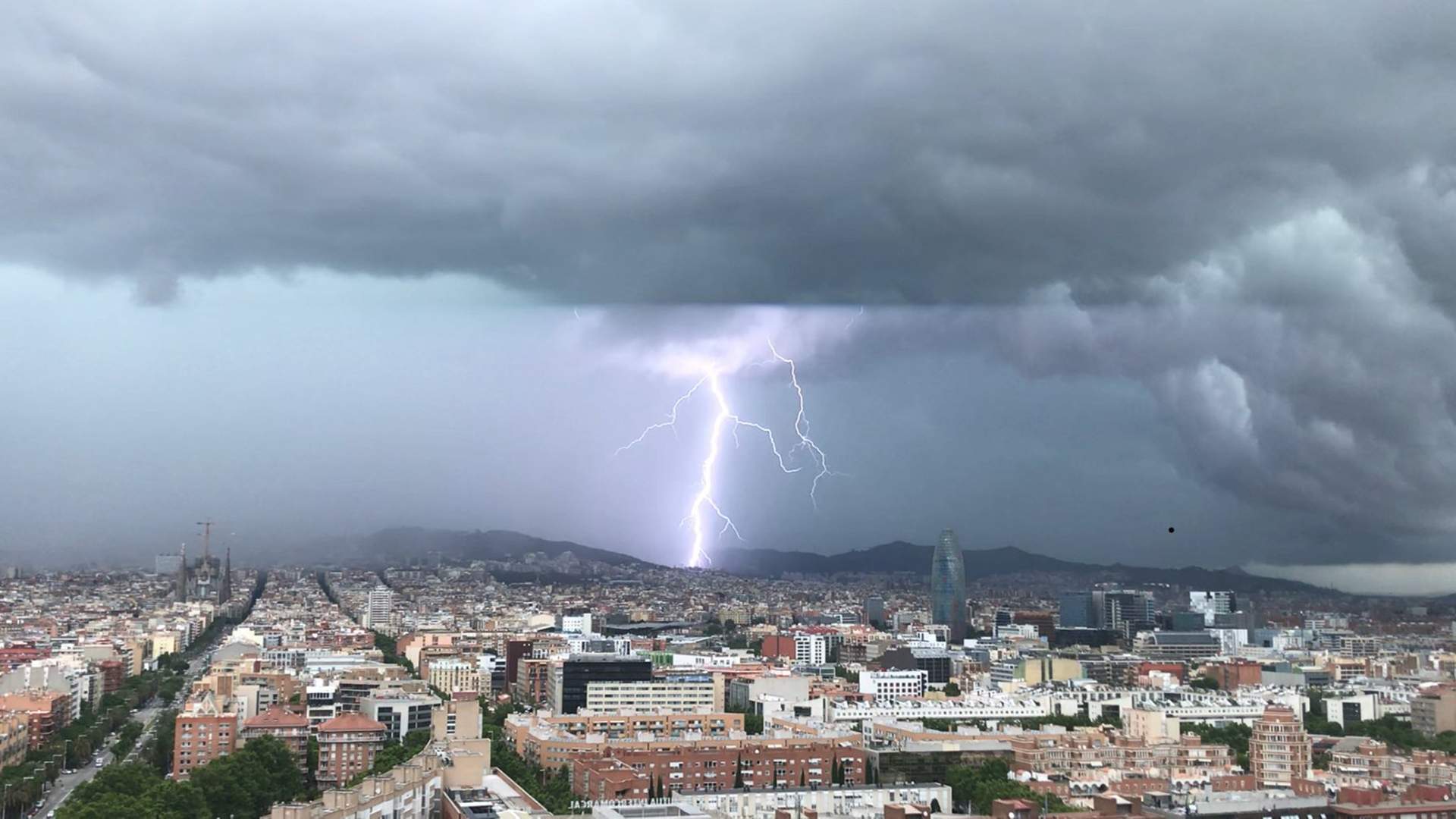 Locura meteorólogica en Barcelona y Catalunya con lluvias torrenciales y tormentas violentas