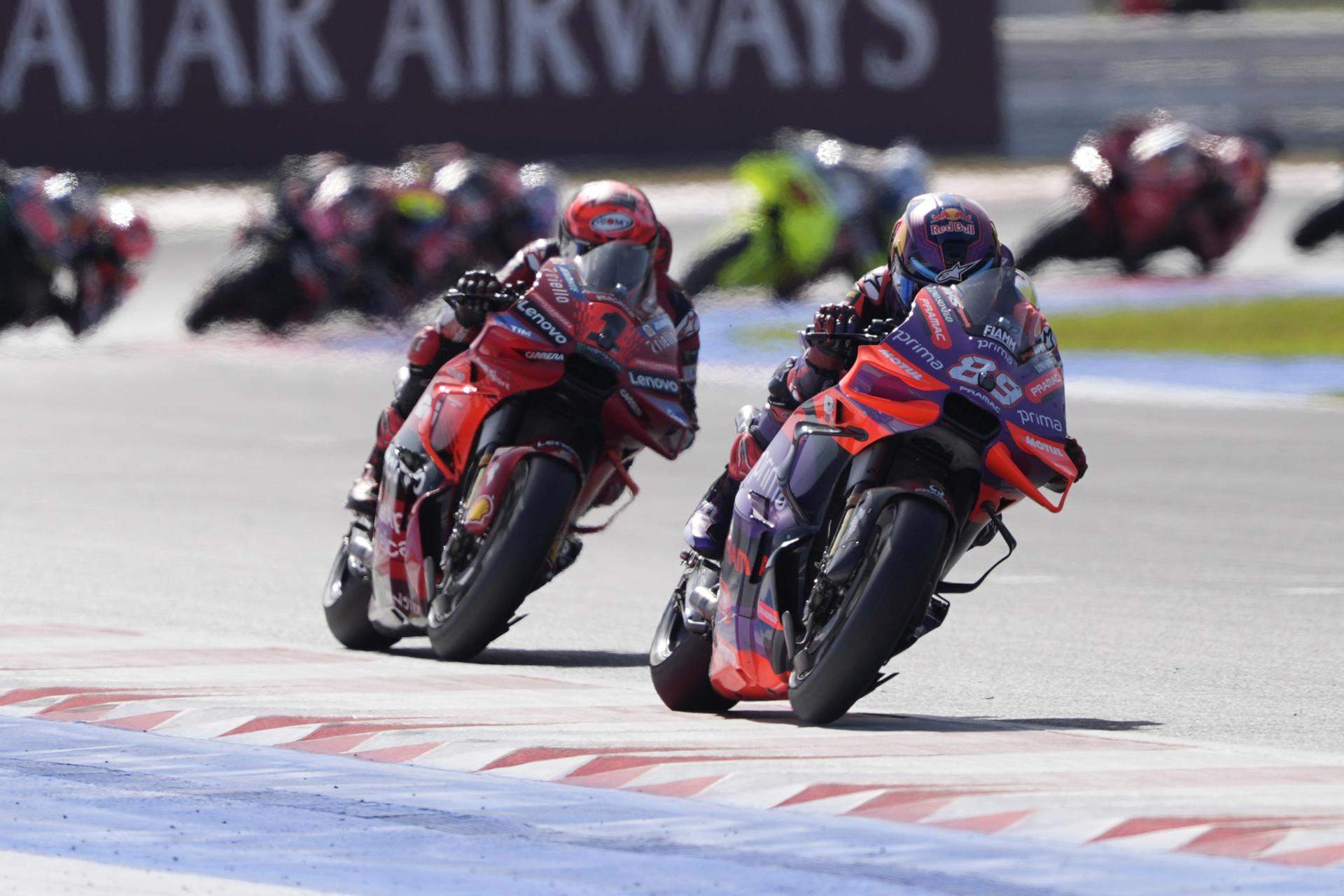 Jorge Martín le moja la oreja a Pecco Bagnaia en la sprint del GP de San Marino