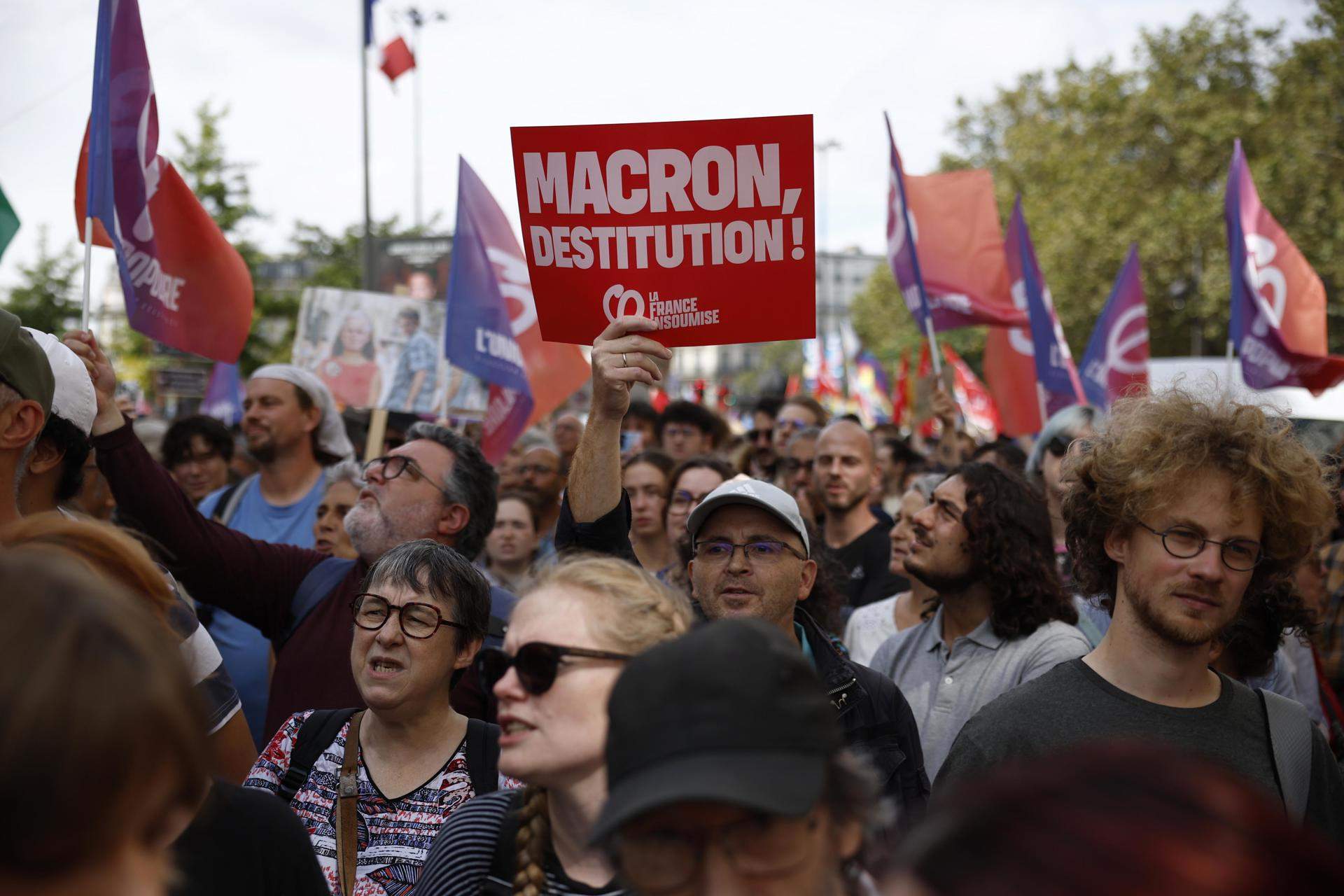 Miles de franceses se manifiestan contra el nombramiento de Michel Barnier como primer ministro