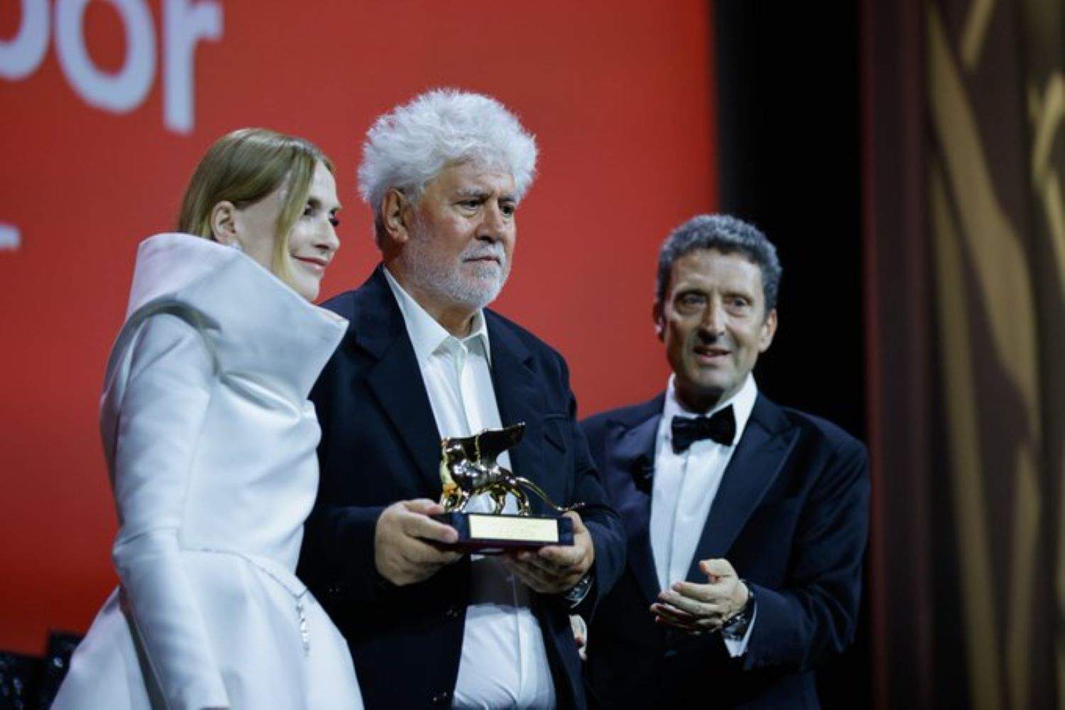 Pedro Almodóvar gana su primer León de Oro en Venecia con 'La habitación de al lado'