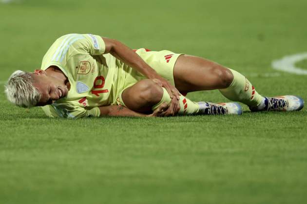 Dani Olmo sufre una vez durante un partido con España / Foto: EFE