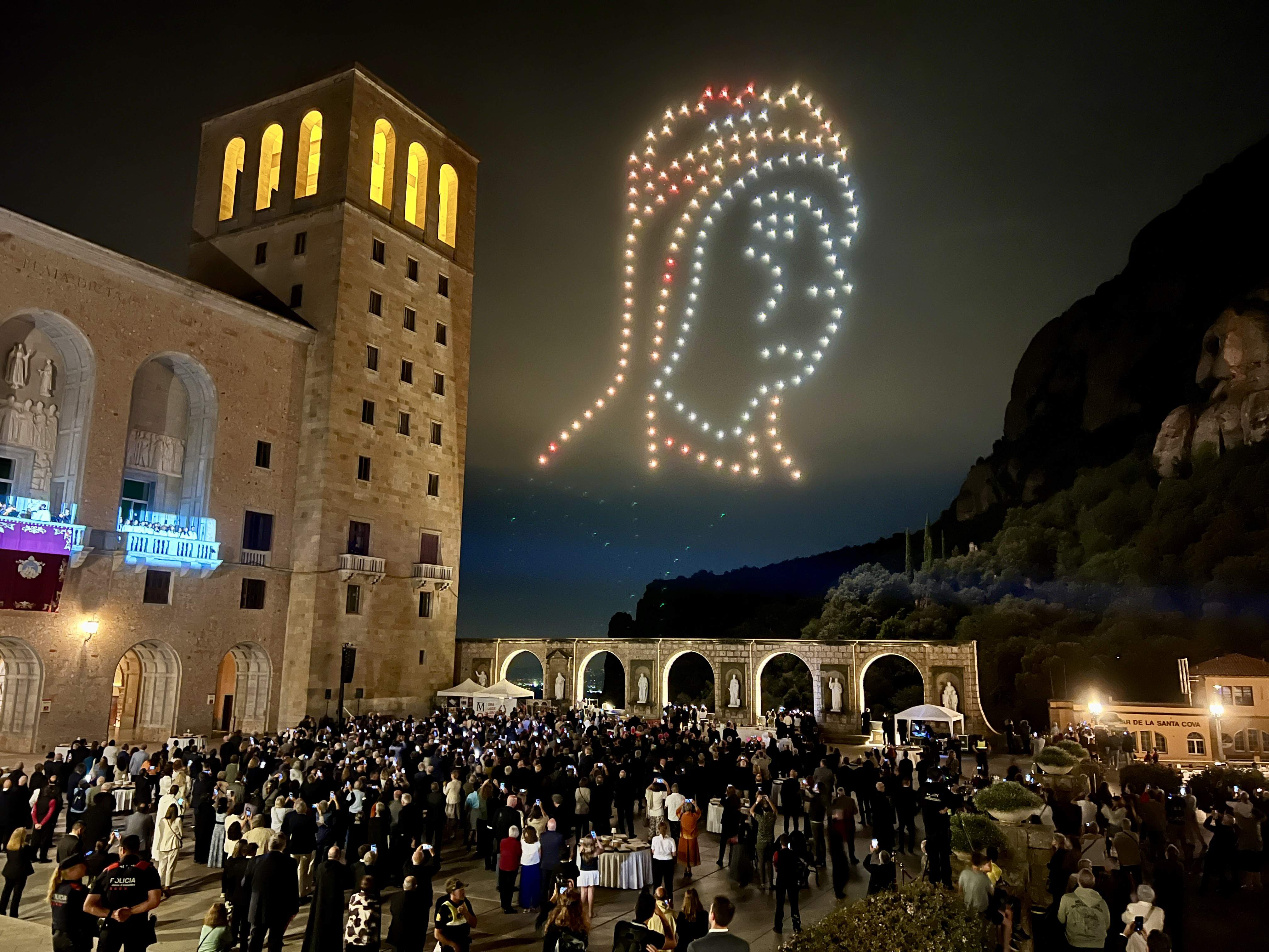 L’espectacle de drons projecta la imatge de la Moreneta sobre la muntanya de Montserrat