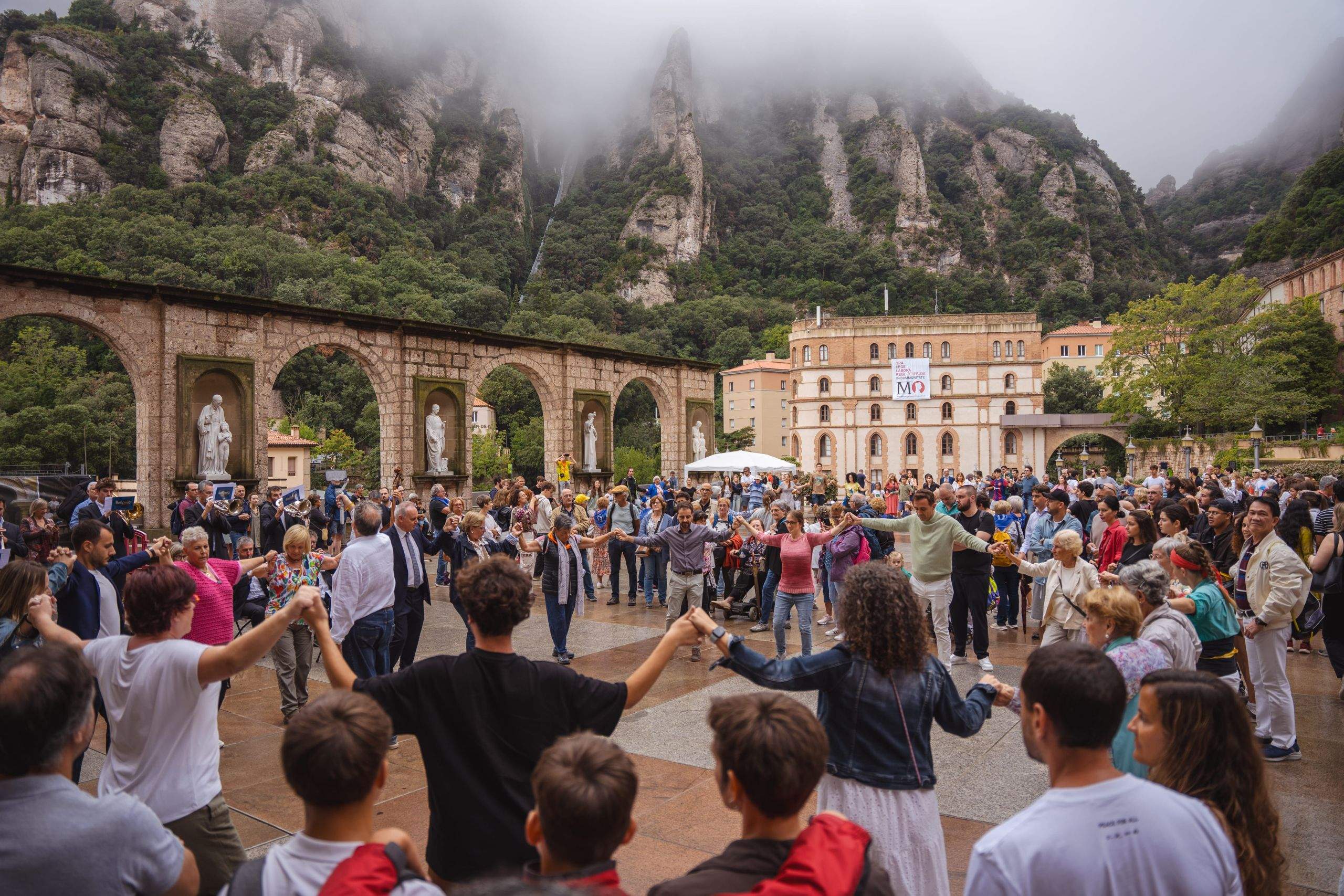 Castells, gigantes y sardanas en Montserrat en el segundo día de celebración del milenario