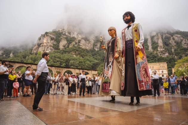 Gigantes por|para el milenario de Montserrat