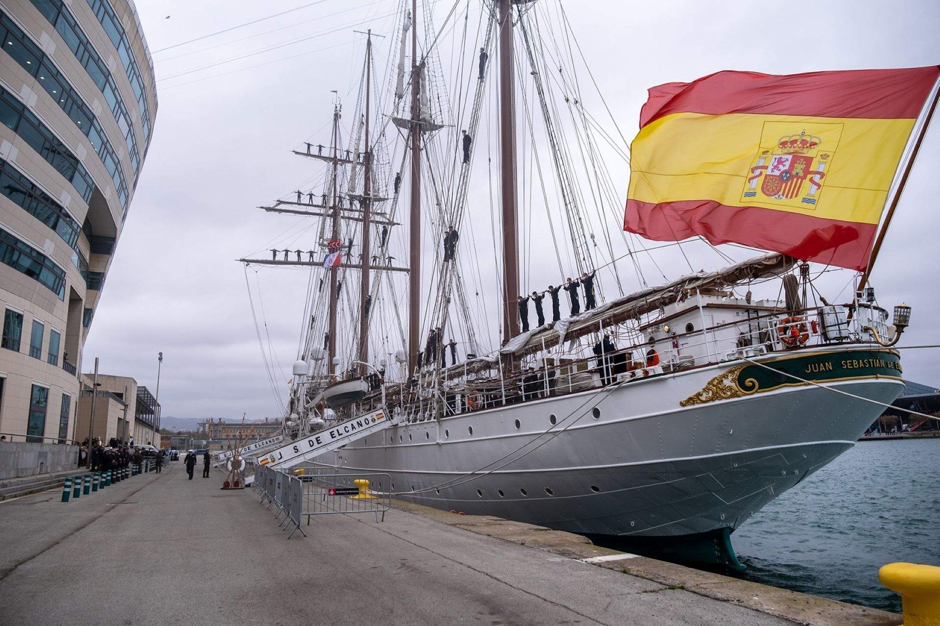 Atraca en Barcelona un emblemático barco de la Armada con una gran bandera española