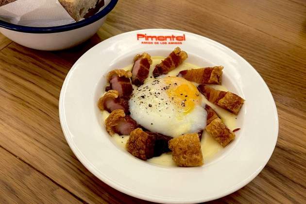 Torreznos con parmentier y huevo Pimentel