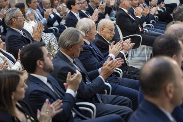 Los presidentes de la Generalitat durante la entrega de la Medalla de Honor del Parlamento de Catalunya en la Abadía de Montserrat / Montse Giralt