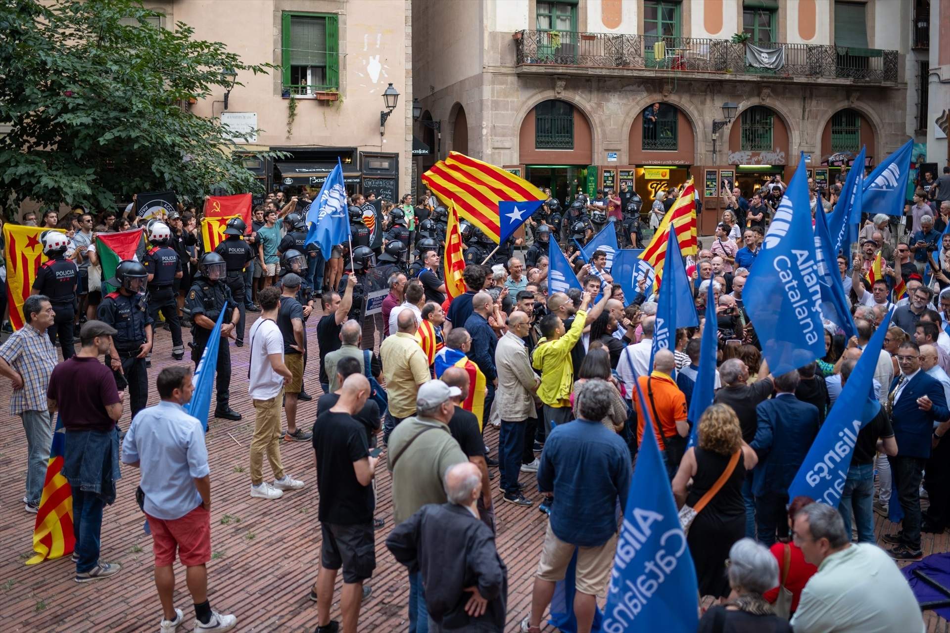 Manifestants antifeixistes boicotegen l'acte d'Aliança Catalana al Fossar de les Moreres previ a la Diada