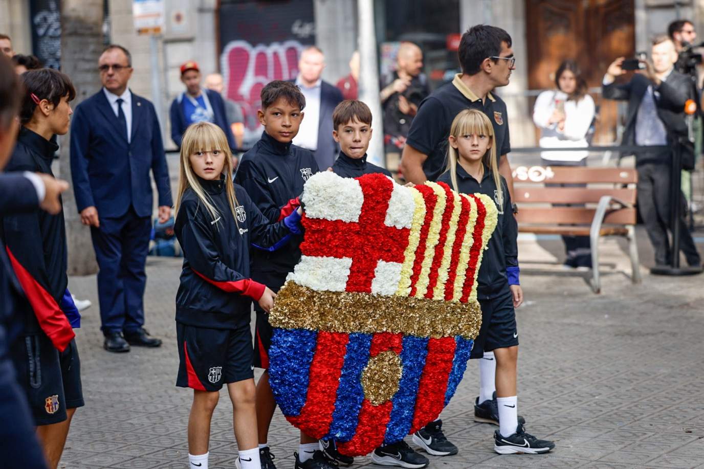 El deporte catalán no falla y realiza las tradicionales ofrendas en el monumento de Rafael Casanova