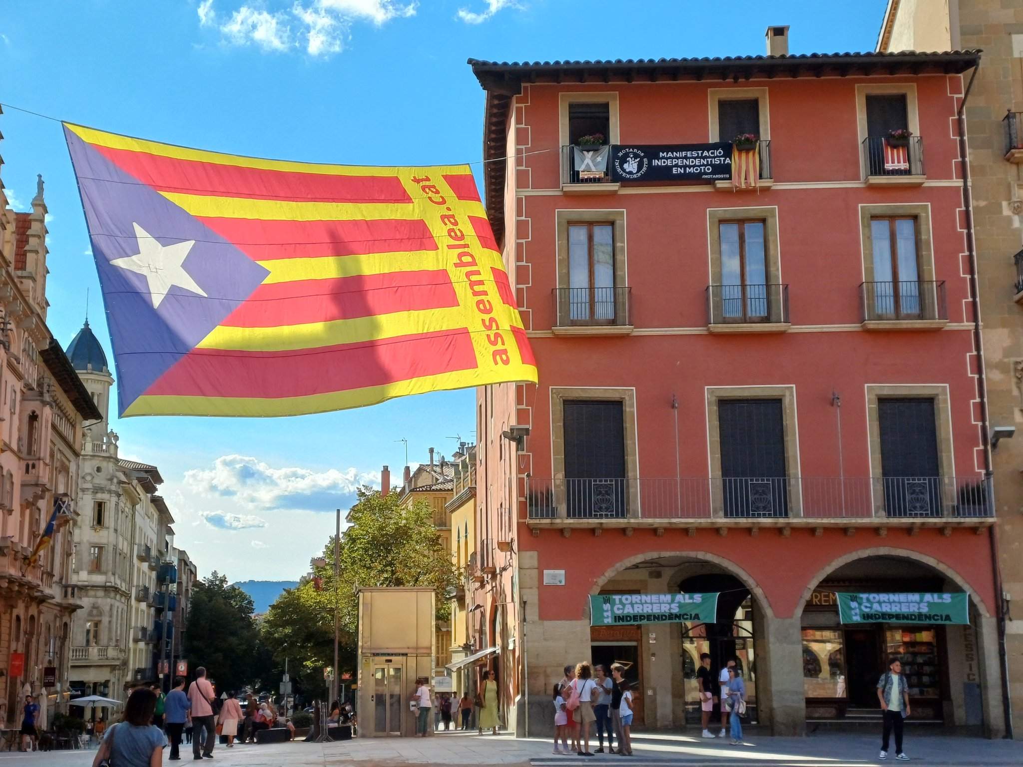 La Unión de Brigadas roba l’estelada gegant de la plaça major de Vic