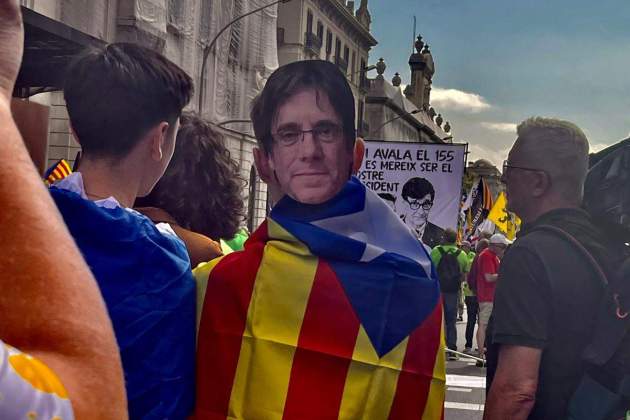 caretas puigdemont manifestacio festividad 2024