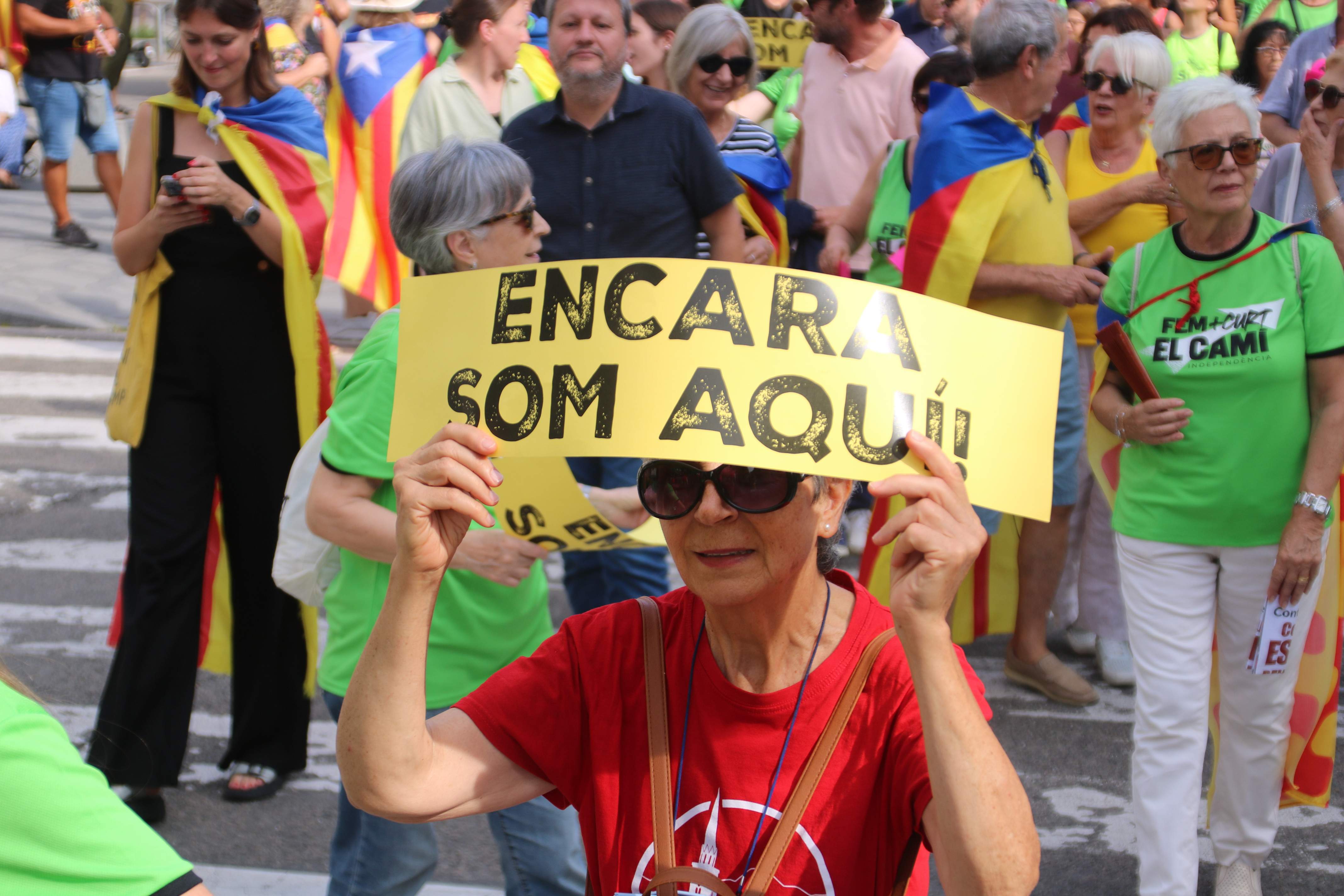 Prop de 3.000 tarragonins reclamen un millor servei de trens en la marxa independentista de la Diada