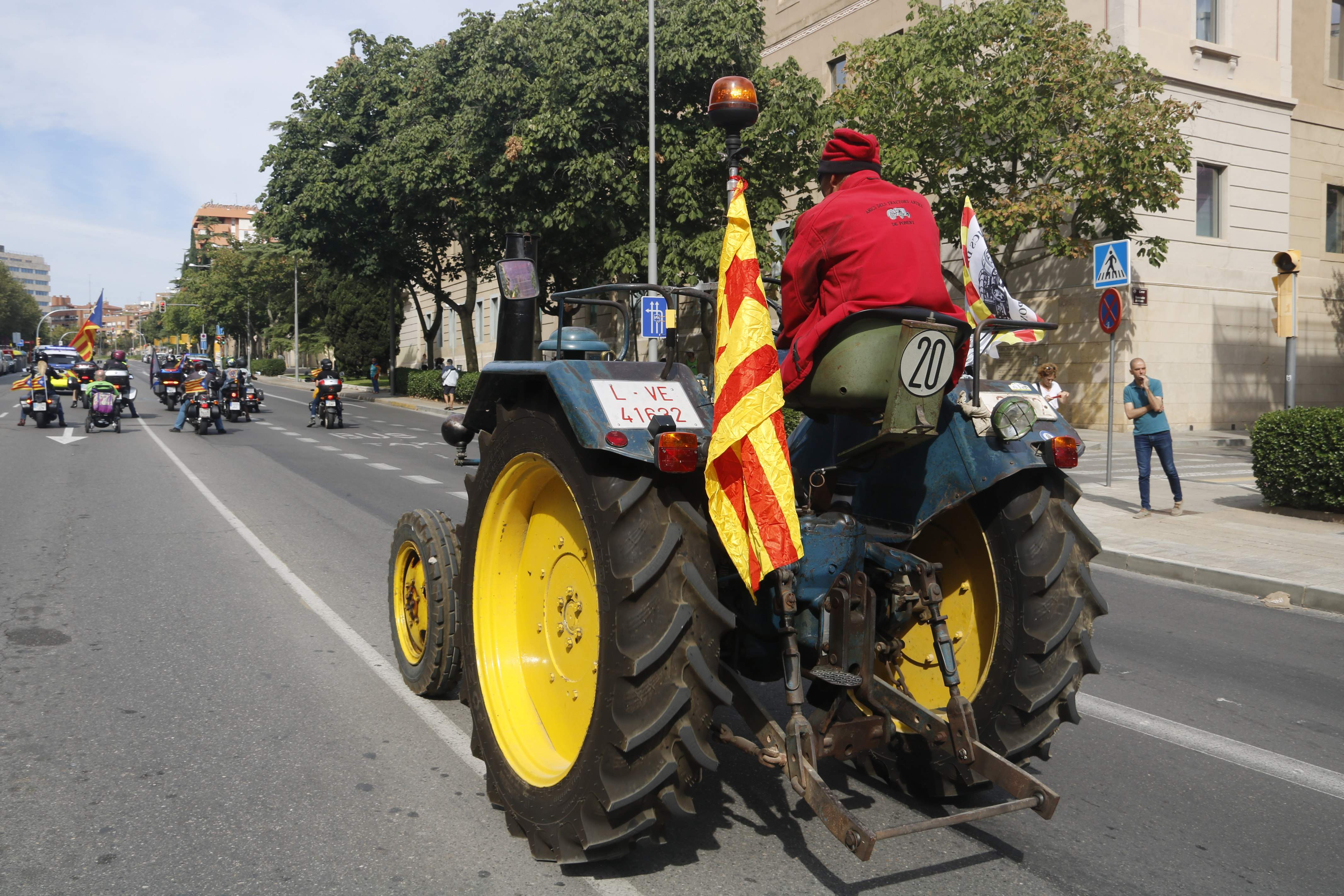 El campo, protagonista de la manifestación por la Diada que reúne a 3.000 personas en Lleida