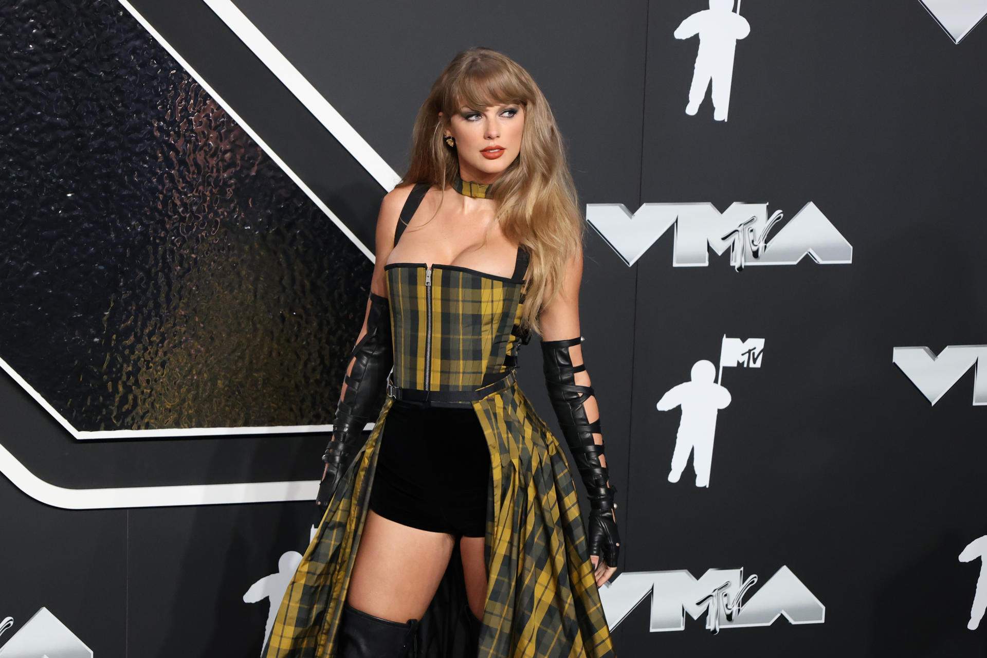 Taylor Swift se corona en los MTV VMA e iguala las cifras de Beyoncé