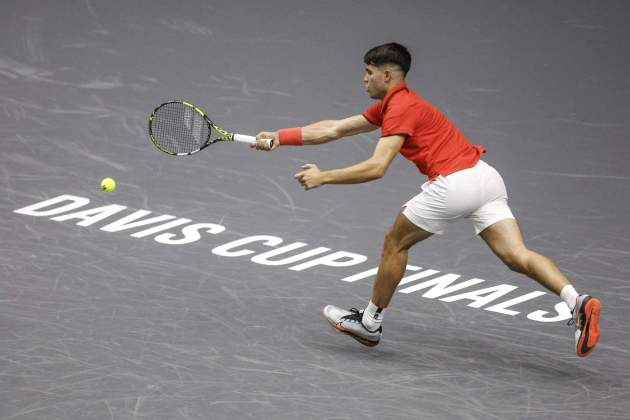 Carlos Alcaraz ejecuta una derecha en la Copa Davis cono España / Foto: EFE