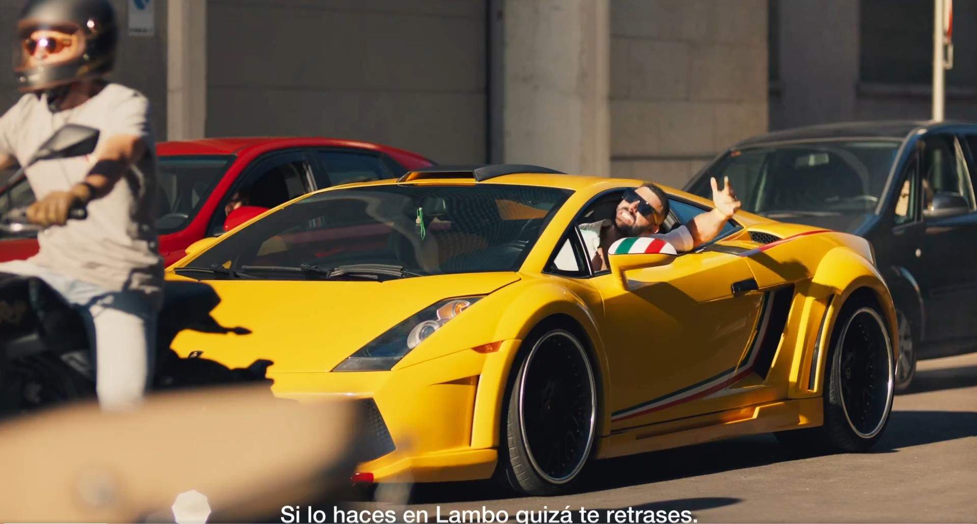 Tren o 'Lambo'? L'estrambòtic videoclip amb el qual el govern espanyol vol promoure el transport públic