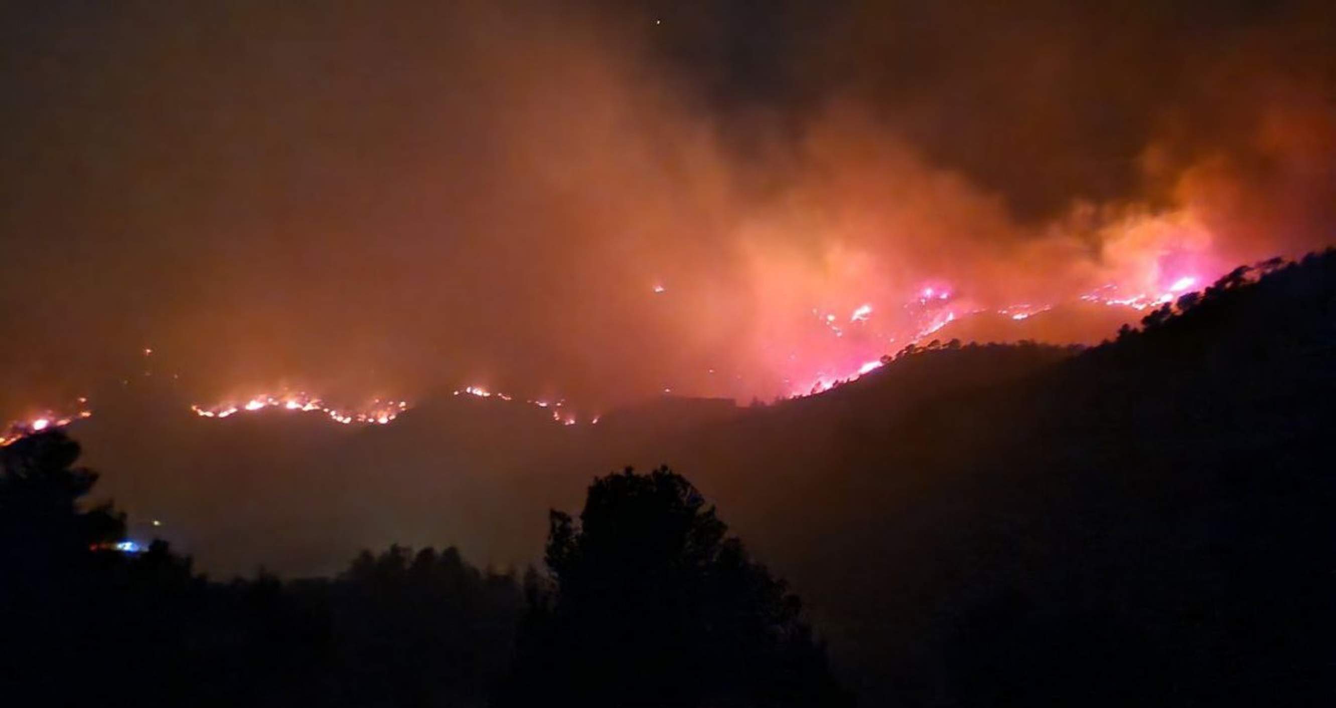 Nit de feina a contrarellotge dels Bombers per frenar un incendi que amenaça cremar la serra de Montsant