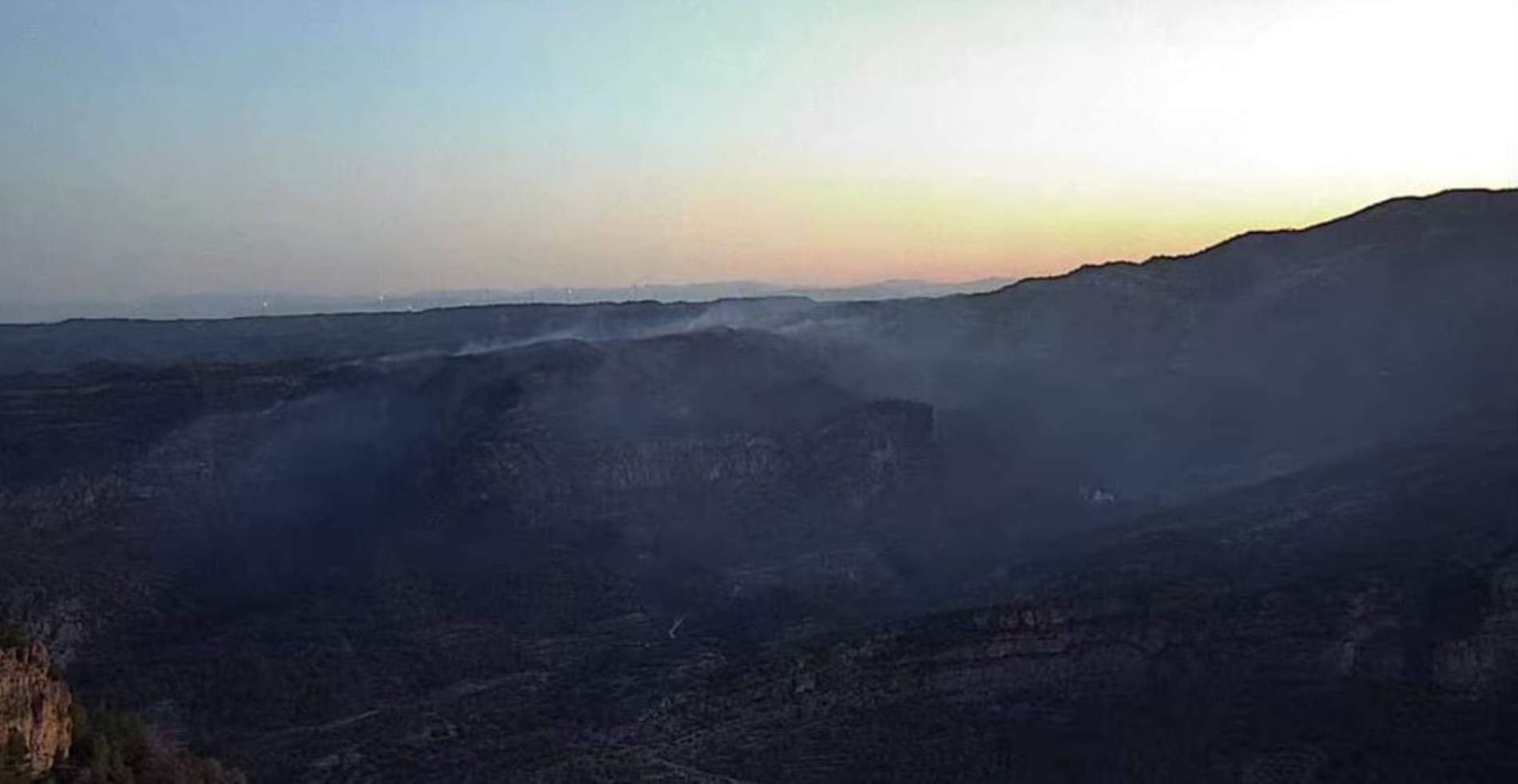 Los Bombers controlan el incendio de Cabacés, después de una noche de trabajo inhumano