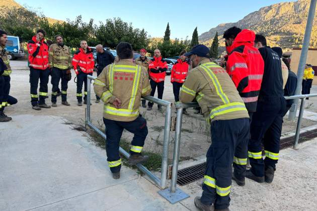 Marc Castellnou, cap del GRAF, dona instruccions durant l'incendi de Cabacés / GRS